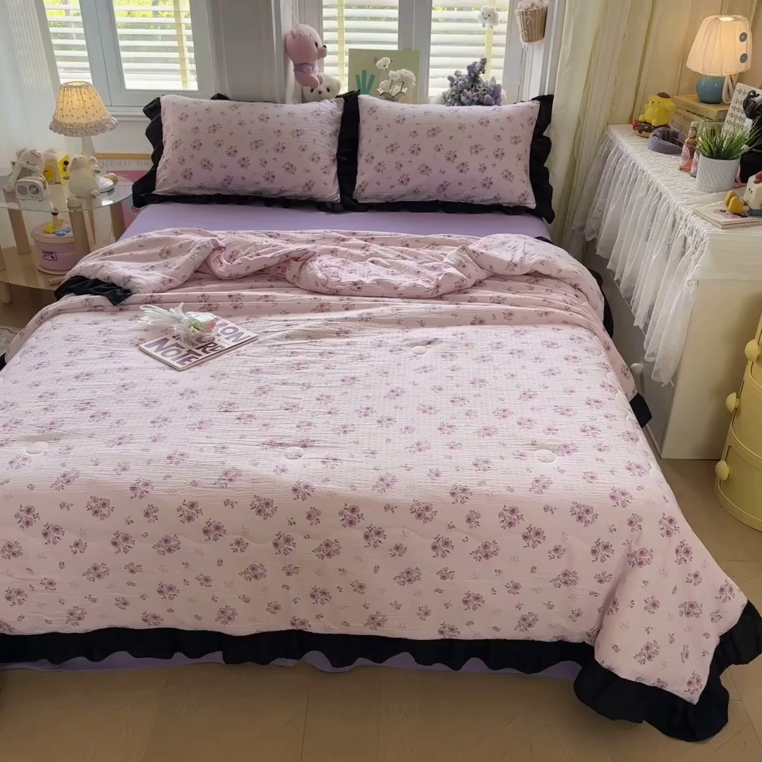 91家纺网 家纺一手货源 找家纺 优卡迪家纺馆 2026新款皱皱棉黑花边夏被四件套下载文件包含买家秀 午后甜梦(花边款)