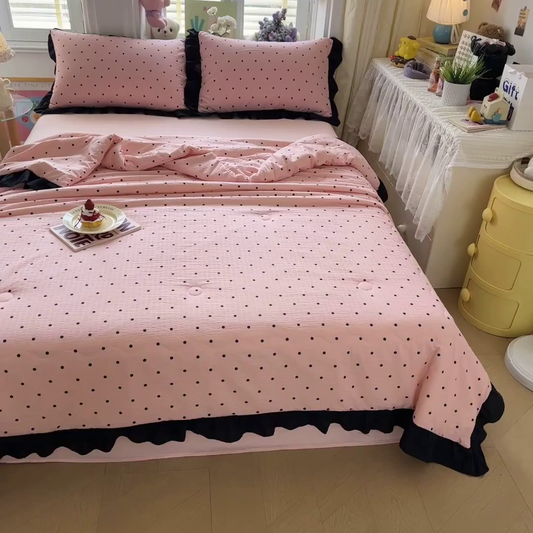 91家纺网 家纺一手货源 找家纺 优卡迪家纺馆 2026新款皱皱棉黑花边夏被四件套下载文件包含买家秀 波点生活-粉(花边款)