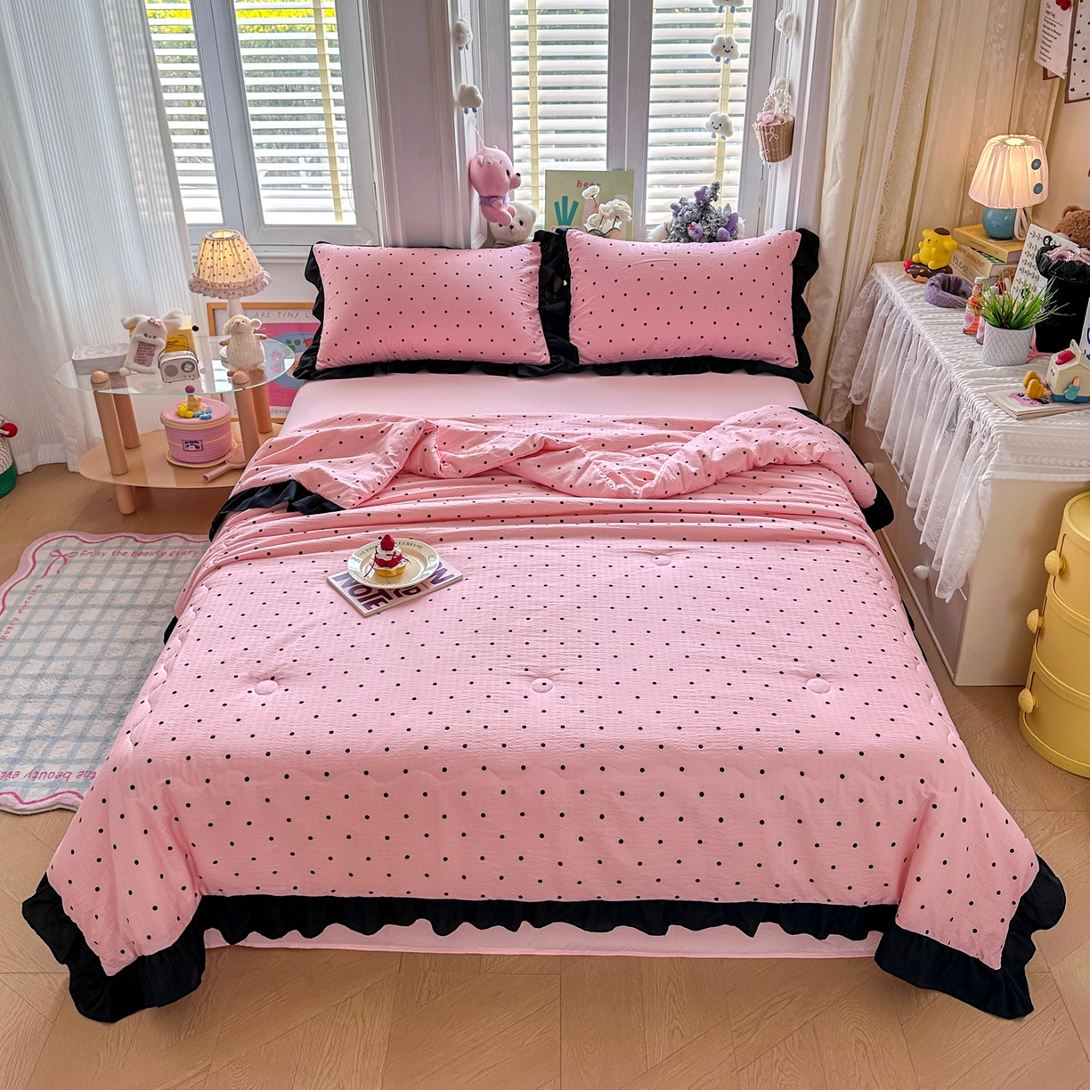 91家纺网 家纺一手货源 找家纺 优卡迪家纺馆 2026新款皱皱棉黑花边夏被四件套下载文件包含买家秀 波点生活-粉(花边款)