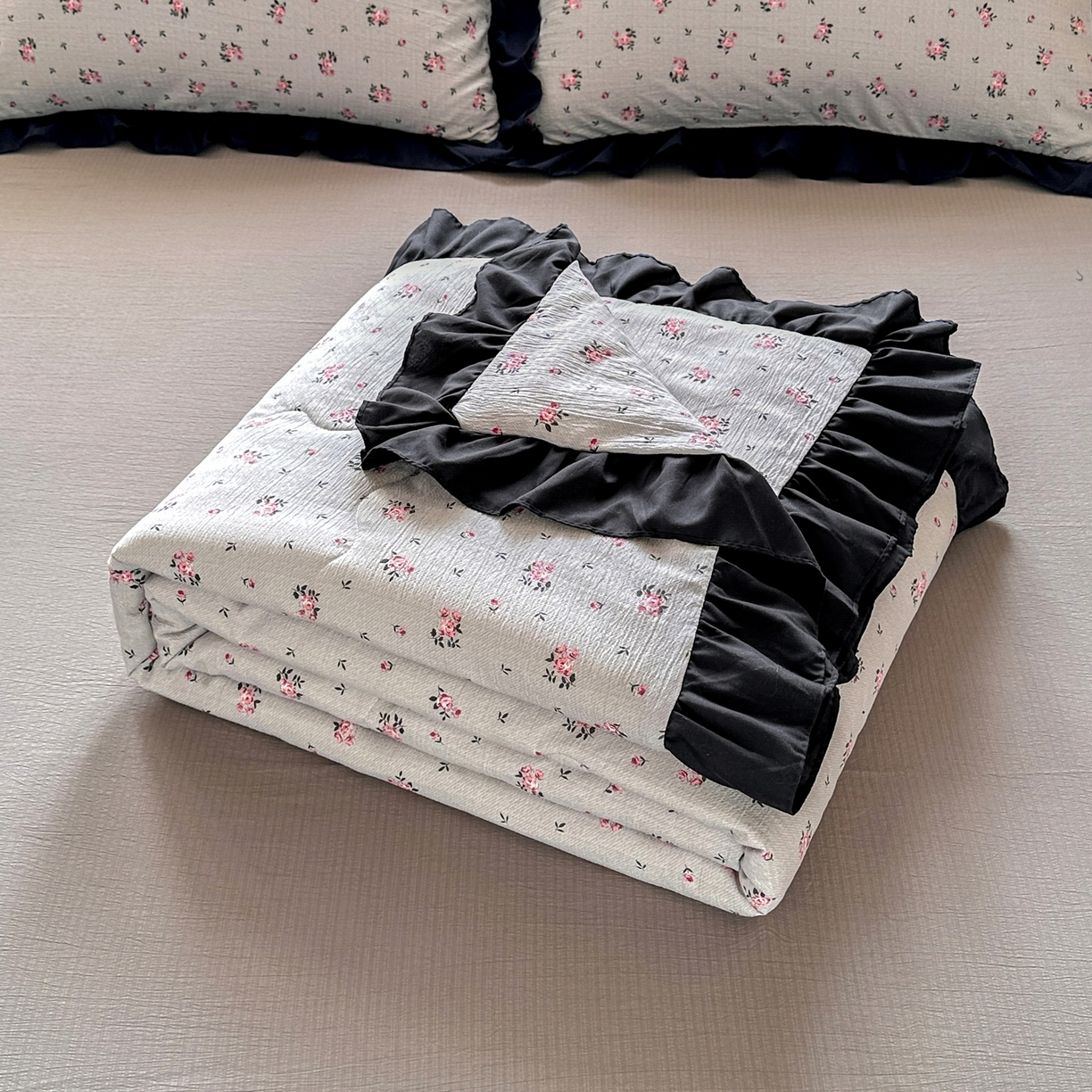 91家纺网 家纺一手货源 找家纺 优卡迪家纺馆 2026新款皱皱棉黑花边夏被四件套下载文件包含买家秀 花园日记(花边款)