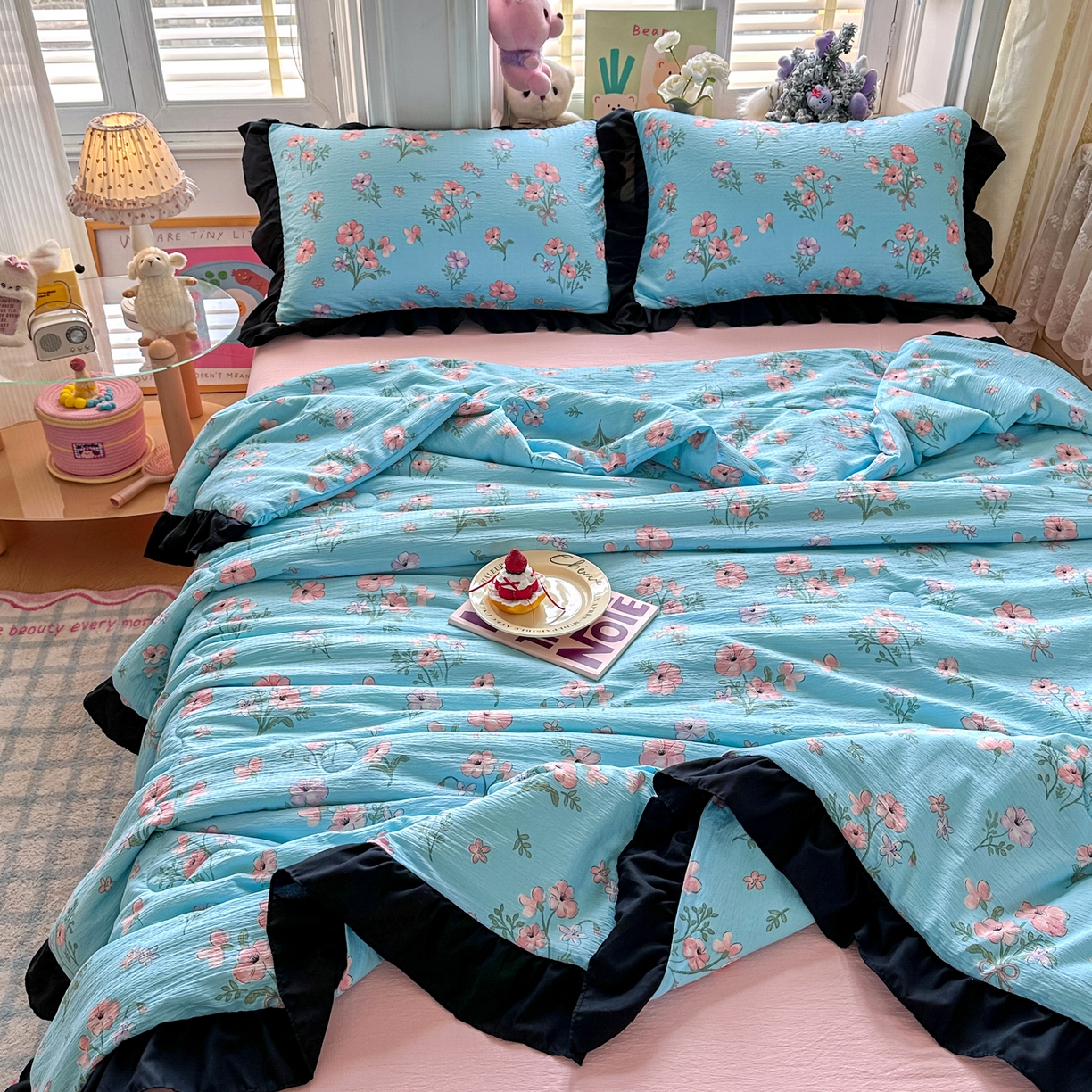 91家纺网 家纺一手货源 找家纺 优卡迪家纺馆 2026新款皱皱棉黑花边夏被四件套下载文件包含买家秀 泡沫之夏(花边款)