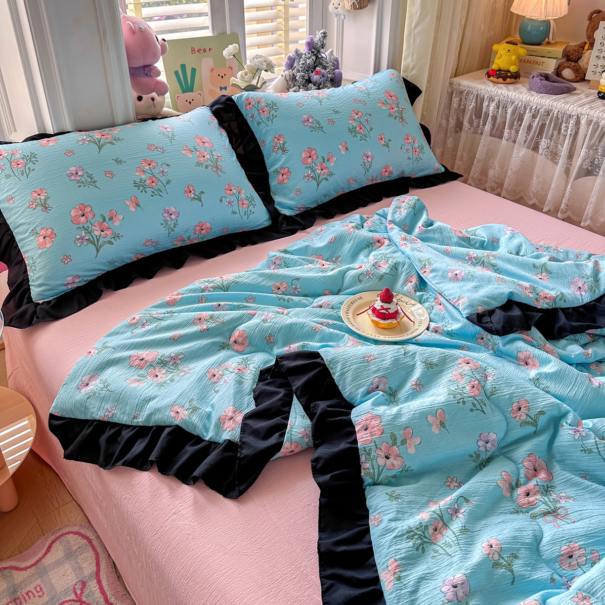 91家纺网 家纺一手货源 找家纺 优卡迪家纺馆 2026新款皱皱棉黑花边夏被四件套下载文件包含买家秀 泡沫之夏(花边款)