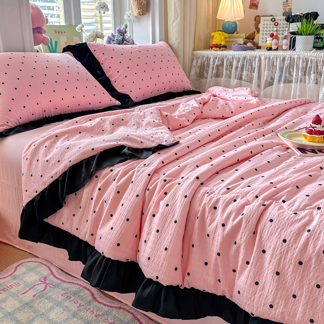 91家纺网 家纺一手货源 找家纺 优卡迪家纺馆 2026新款皱皱棉黑花边夏被四件套下载文件包含买家秀 波点生活-粉(花边款)