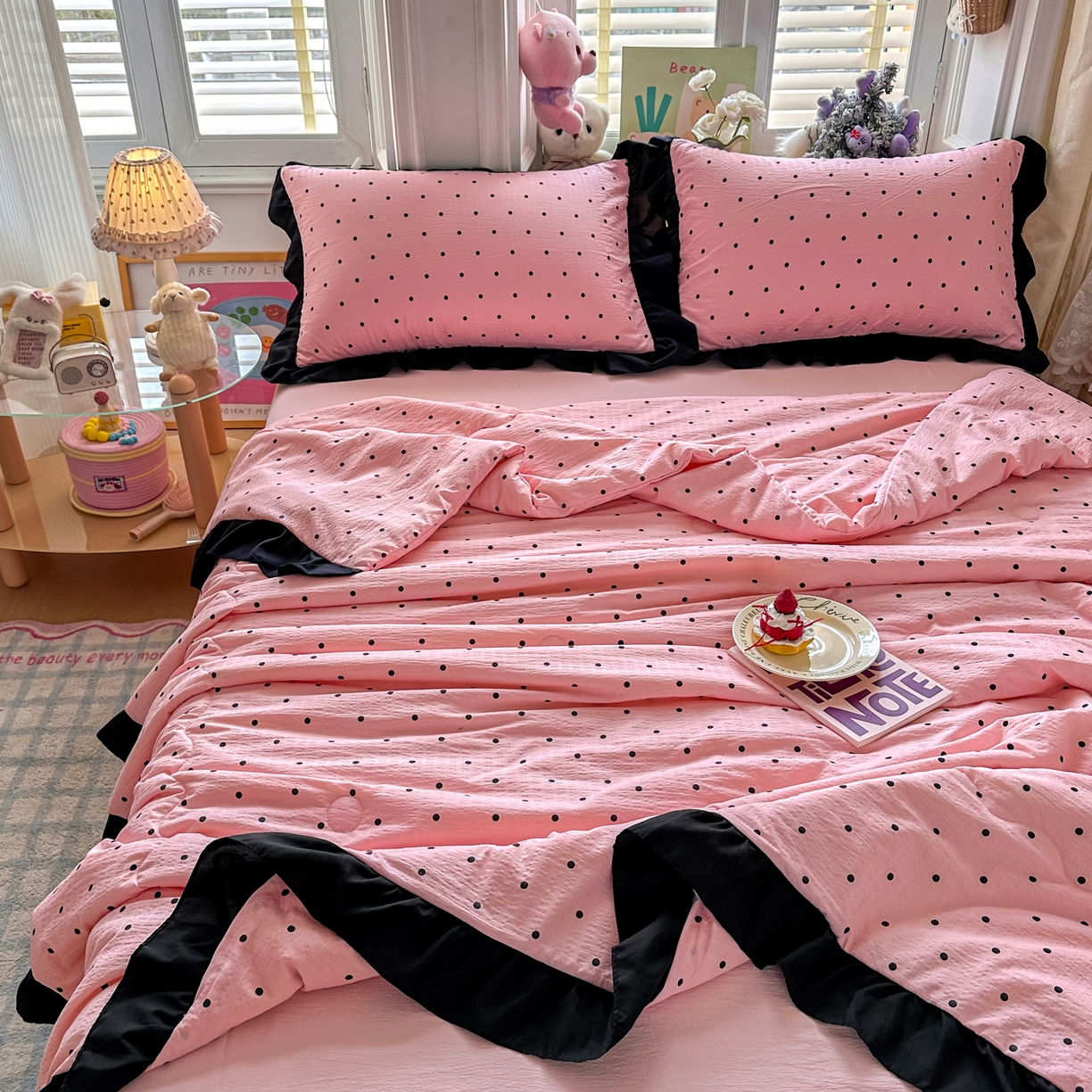 91家纺网 家纺一手货源 找家纺 优卡迪家纺馆 2026新款皱皱棉黑花边夏被四件套下载文件包含买家秀 波点生活-粉(花边款)