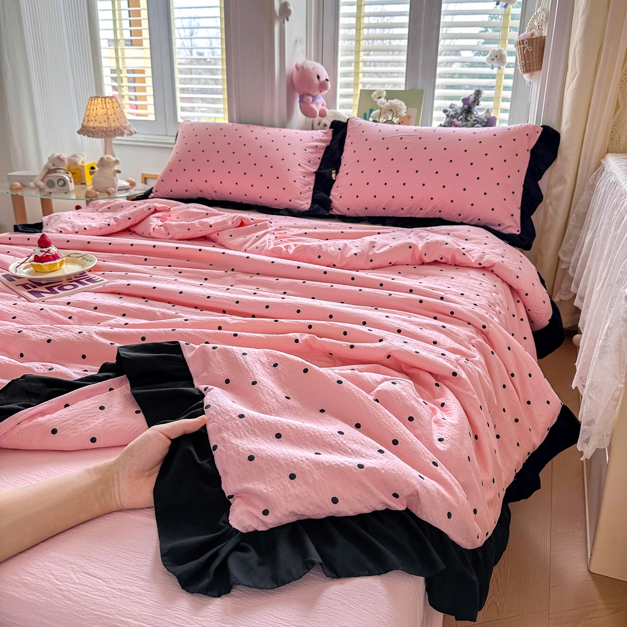 91家纺网 家纺一手货源 找家纺 优卡迪家纺馆 2026新款皱皱棉黑花边夏被四件套下载文件包含买家秀 波点生活-粉(花边款)