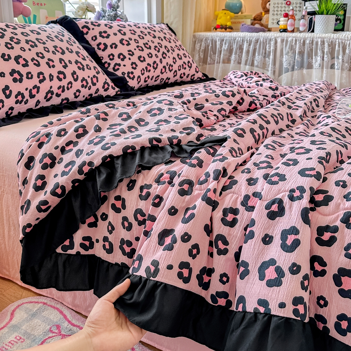 91家纺网 家纺一手货源 找家纺 优卡迪家纺馆 2026新款皱皱棉黑花边夏被四件套下载文件包含买家秀 云影星斑-粉(花边款)