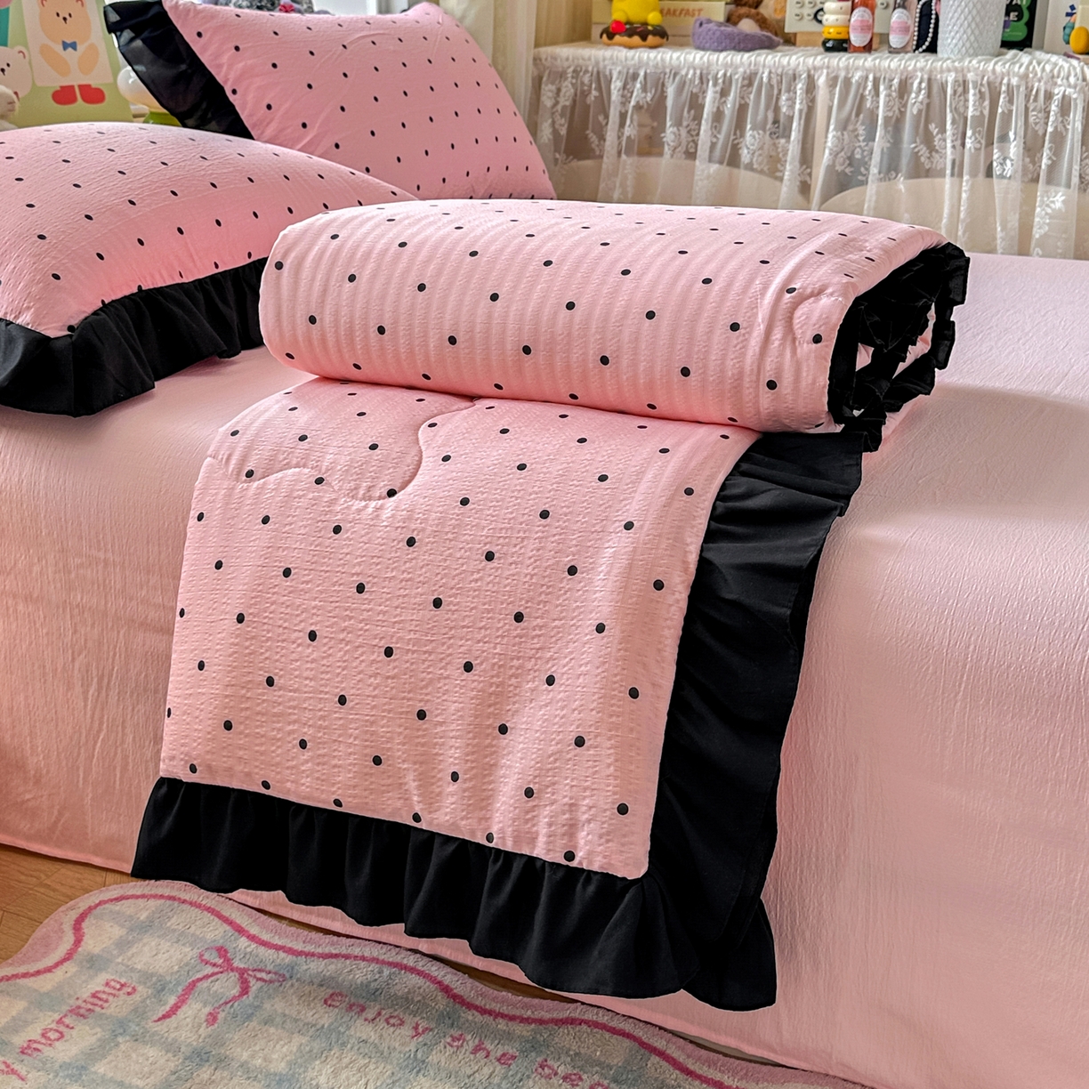 91家纺网 家纺一手货源 找家纺 优卡迪家纺馆 2026新款皱皱棉黑花边夏被四件套下载文件包含买家秀 波点生活-粉(花边款)