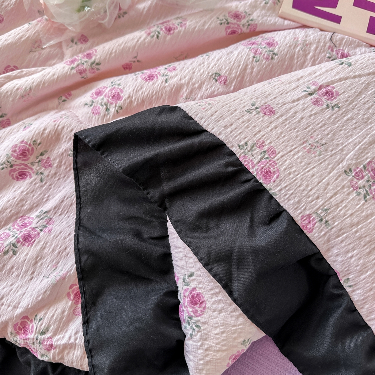 91家纺网 家纺一手货源 找家纺 优卡迪家纺馆 2026新款皱皱棉黑花边夏被四件套下载文件包含买家秀 午后甜梦(花边款)