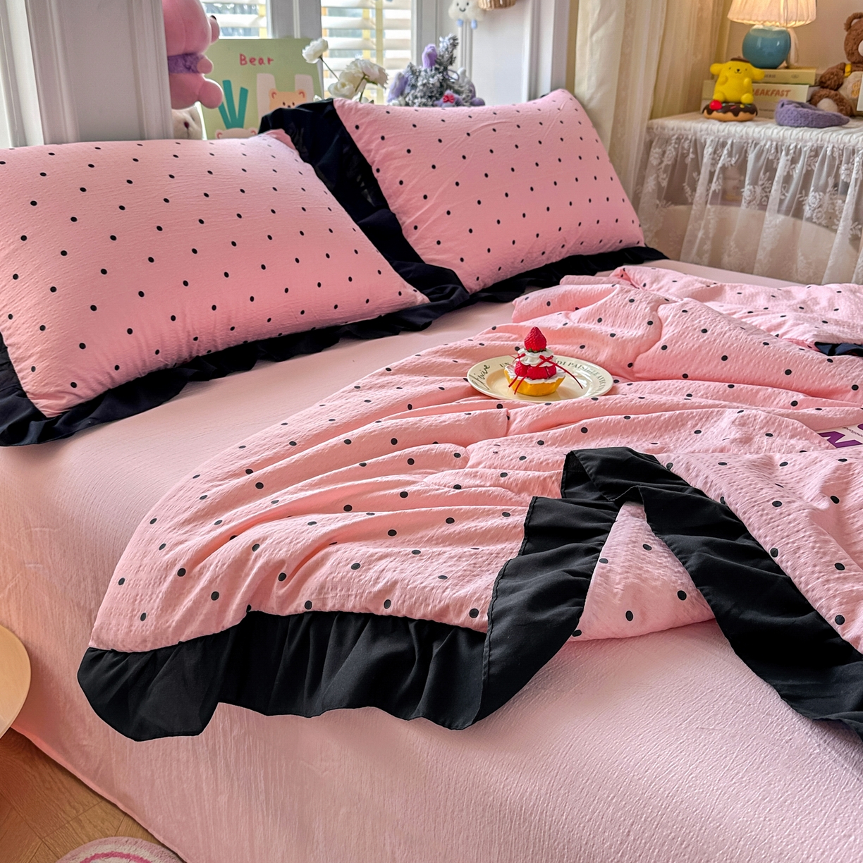 91家纺网 家纺一手货源 找家纺 优卡迪家纺馆 2026新款皱皱棉黑花边夏被四件套下载文件包含买家秀 波点生活-粉(花边款)