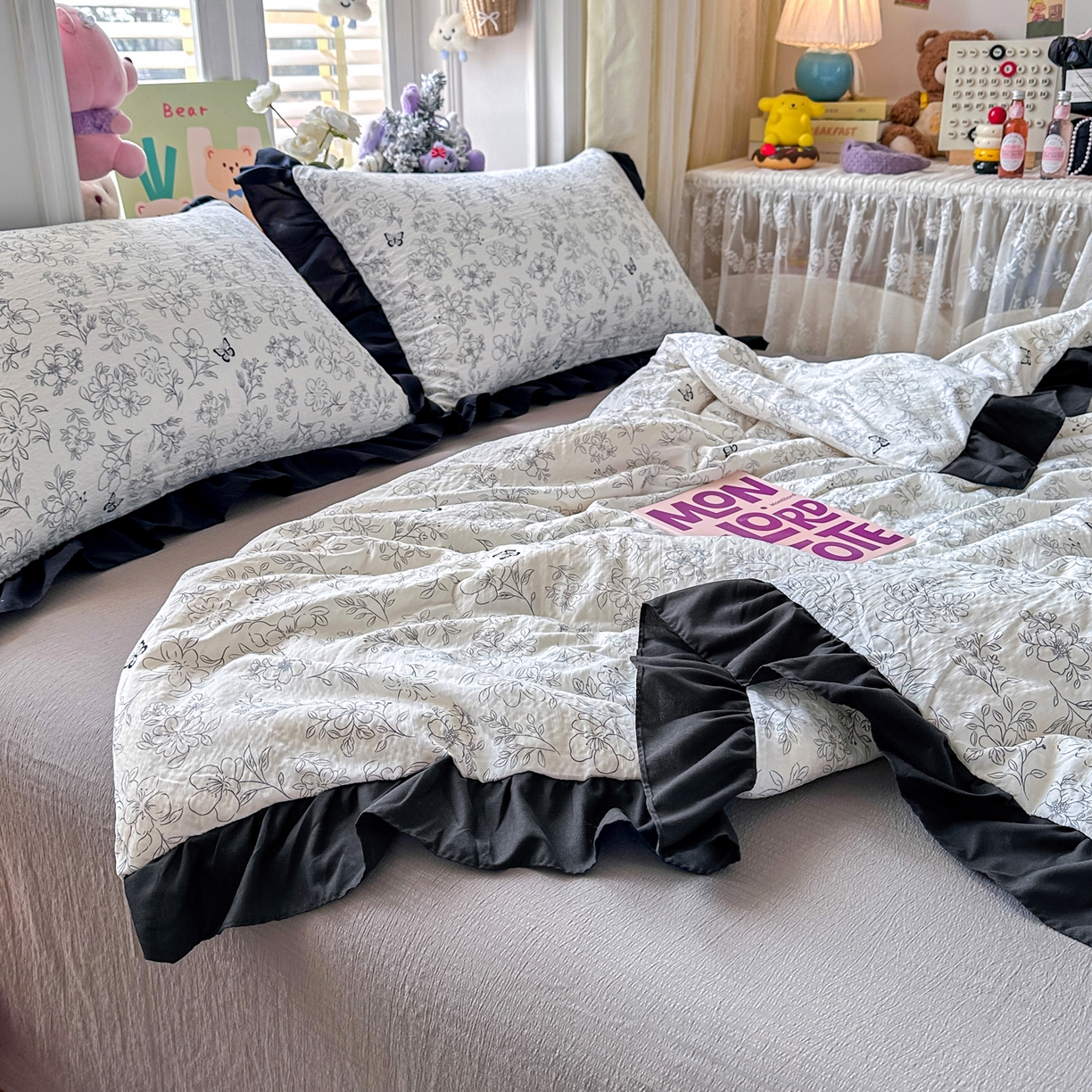 91家纺网 家纺一手货源 找家纺 优卡迪家纺馆 2026新款皱皱棉黑花边夏被四件套下载文件包含买家秀 雨蝶(花边款)