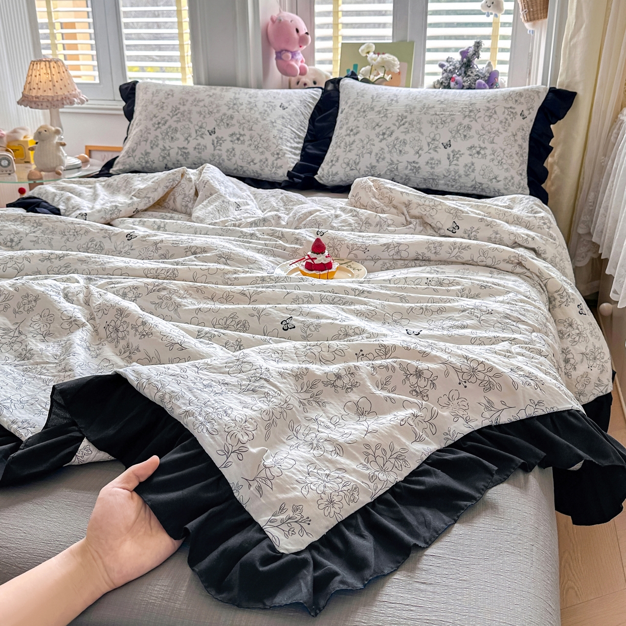 91家纺网 家纺一手货源 找家纺 优卡迪家纺馆 2026新款皱皱棉黑花边夏被四件套下载文件包含买家秀 雨蝶(花边款)
