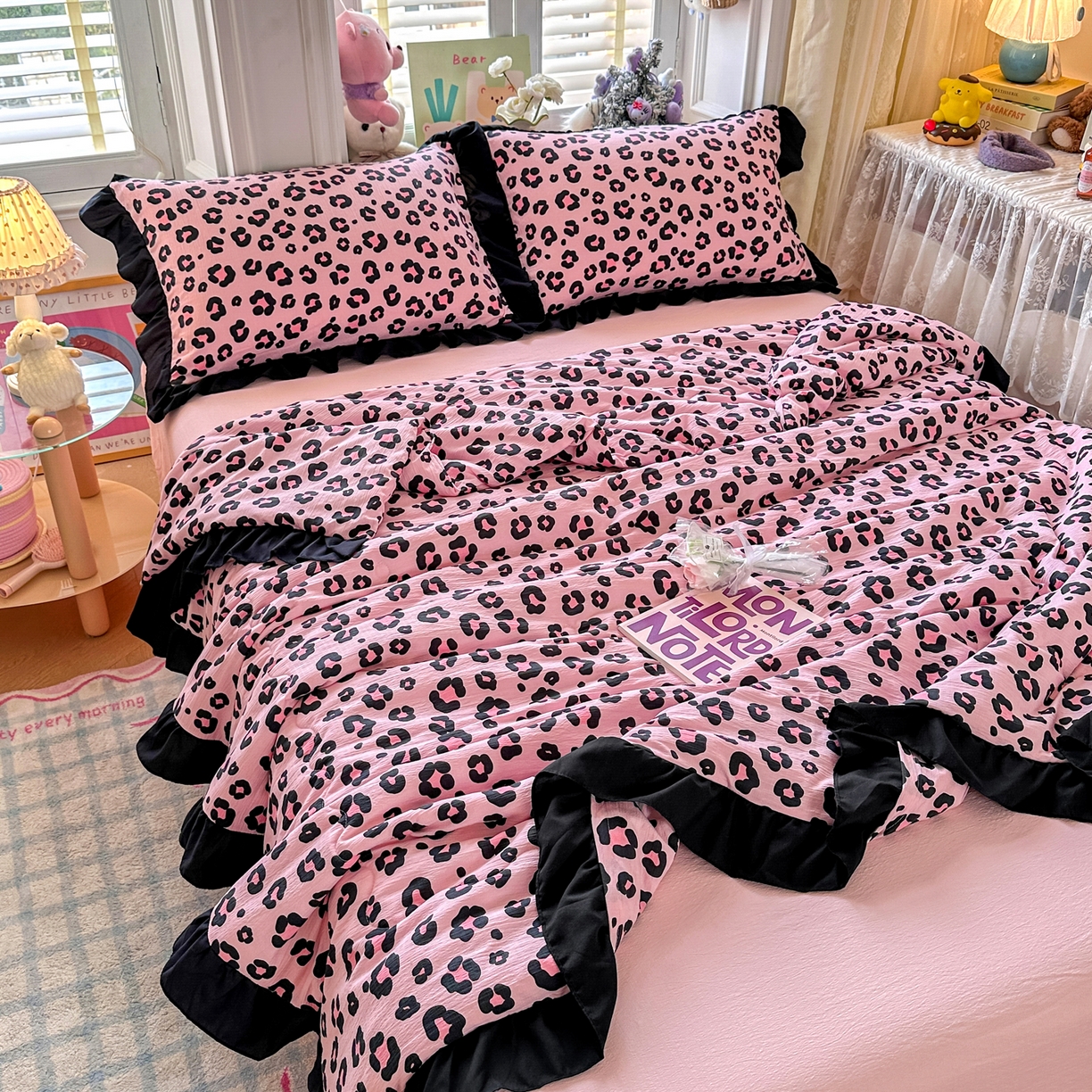 91家纺网 家纺一手货源 找家纺 优卡迪家纺馆 2026新款皱皱棉黑花边夏被四件套下载文件包含买家秀 云影星斑-粉(花边款)