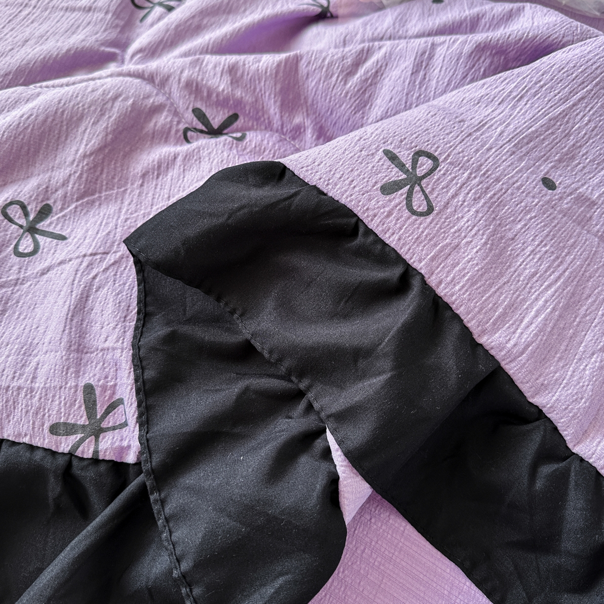 91家纺网 家纺一手货源 找家纺 优卡迪家纺馆 2026新款皱皱棉黑花边夏被四件套下载文件包含买家秀 紫苏(花边款)