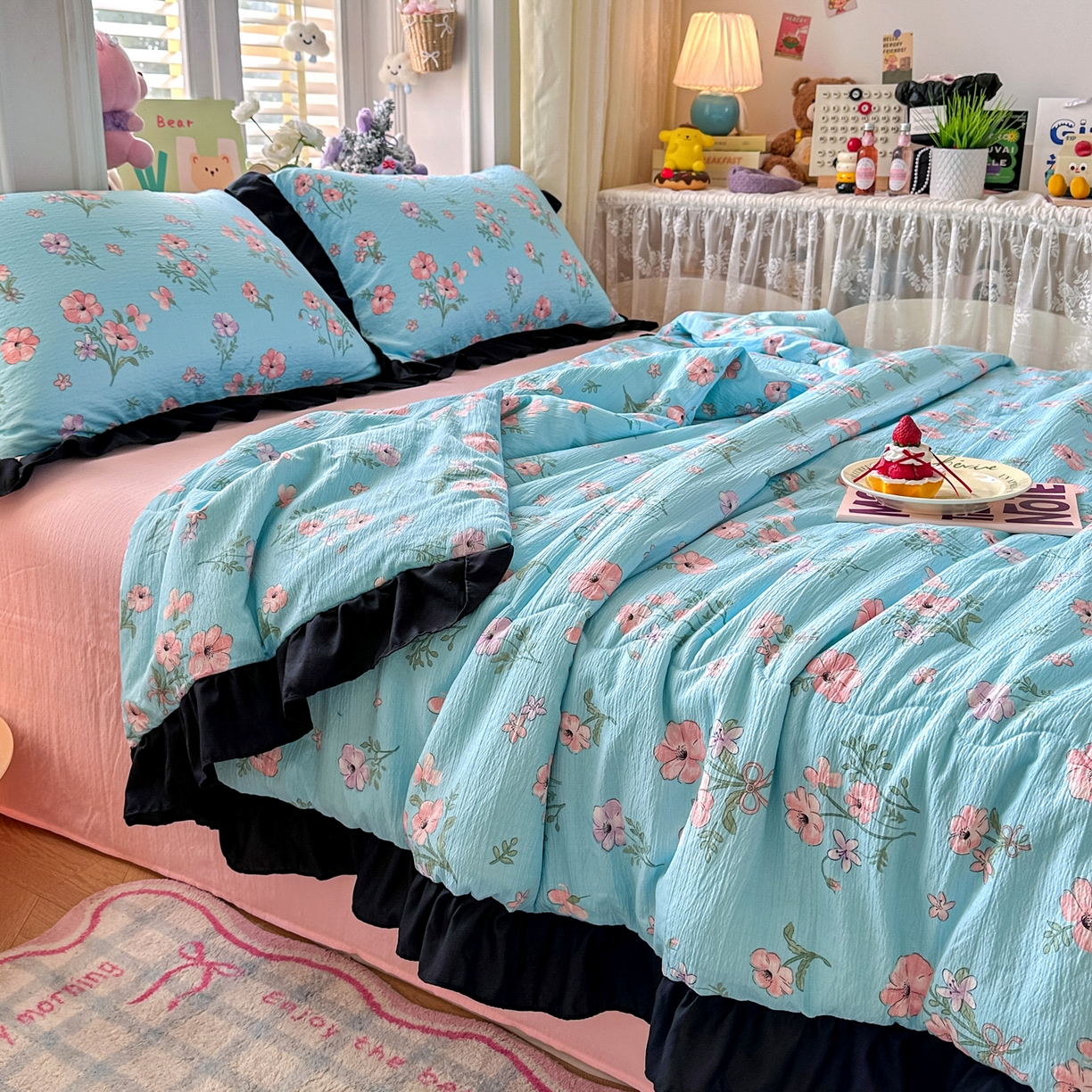 91家纺网 家纺一手货源 找家纺 优卡迪家纺馆 2026新款皱皱棉黑花边夏被四件套下载文件包含买家秀 泡沫之夏(花边款)