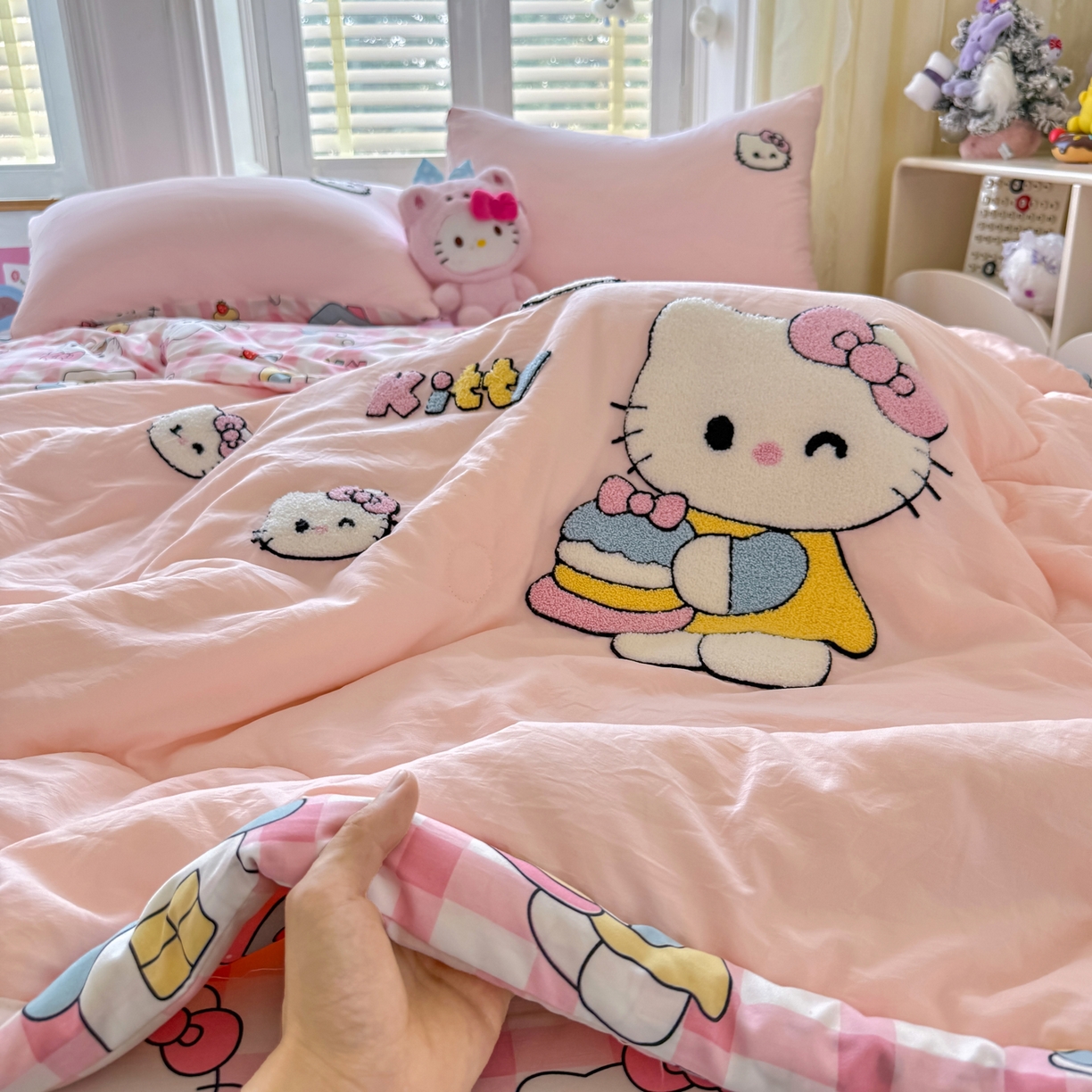 91家纺网 家纺一手货源 找家纺 优卡迪家纺馆 2026新款水洗棉印加绣夏被四件套下载文件包含买家秀 甜梦小喵-玉粉