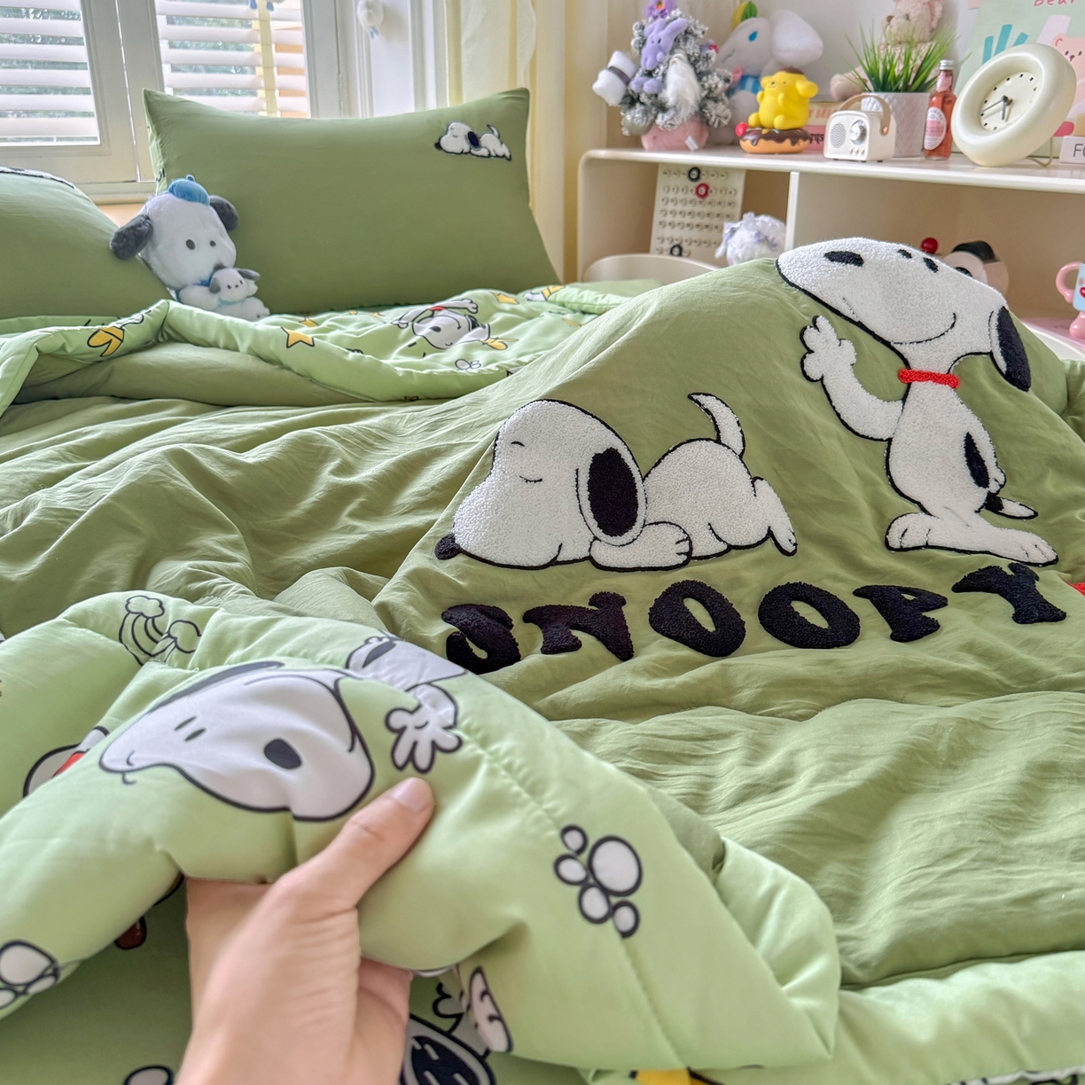 91家纺网 家纺一手货源 找家纺 优卡迪家纺馆 2026新款水洗棉印加绣夏被四件套下载文件包含买家秀 花生布丁狗-茶绿