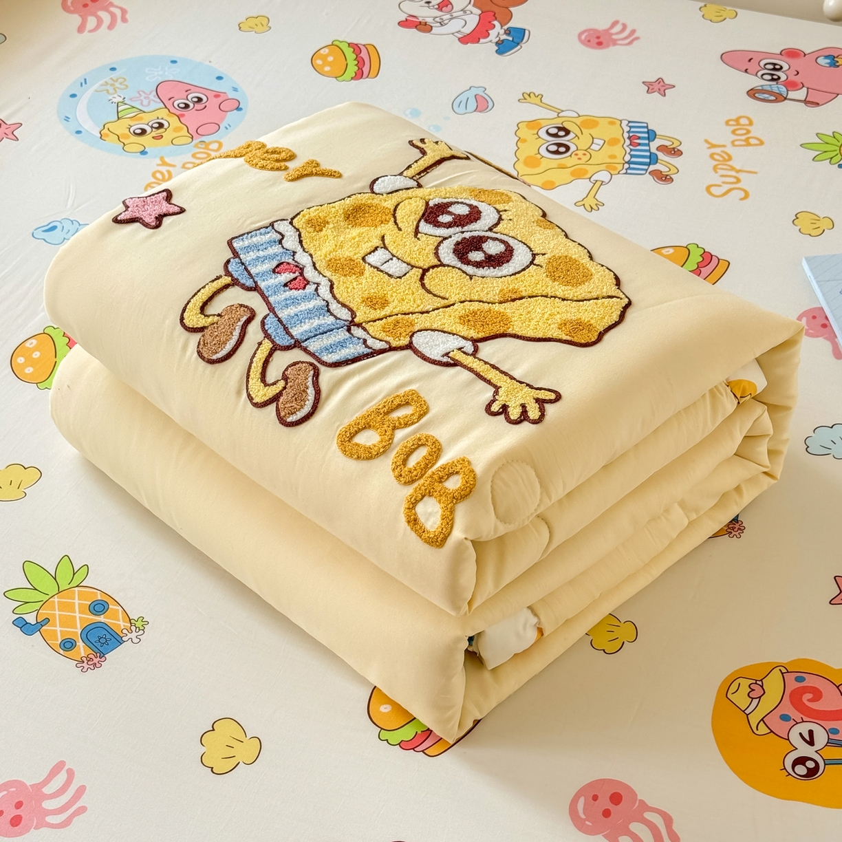 91家纺网 家纺一手货源 找家纺 优卡迪家纺馆 2026新款水洗棉印加绣夏被四件套下载文件包含买家秀 海绵宝宝-奶黄