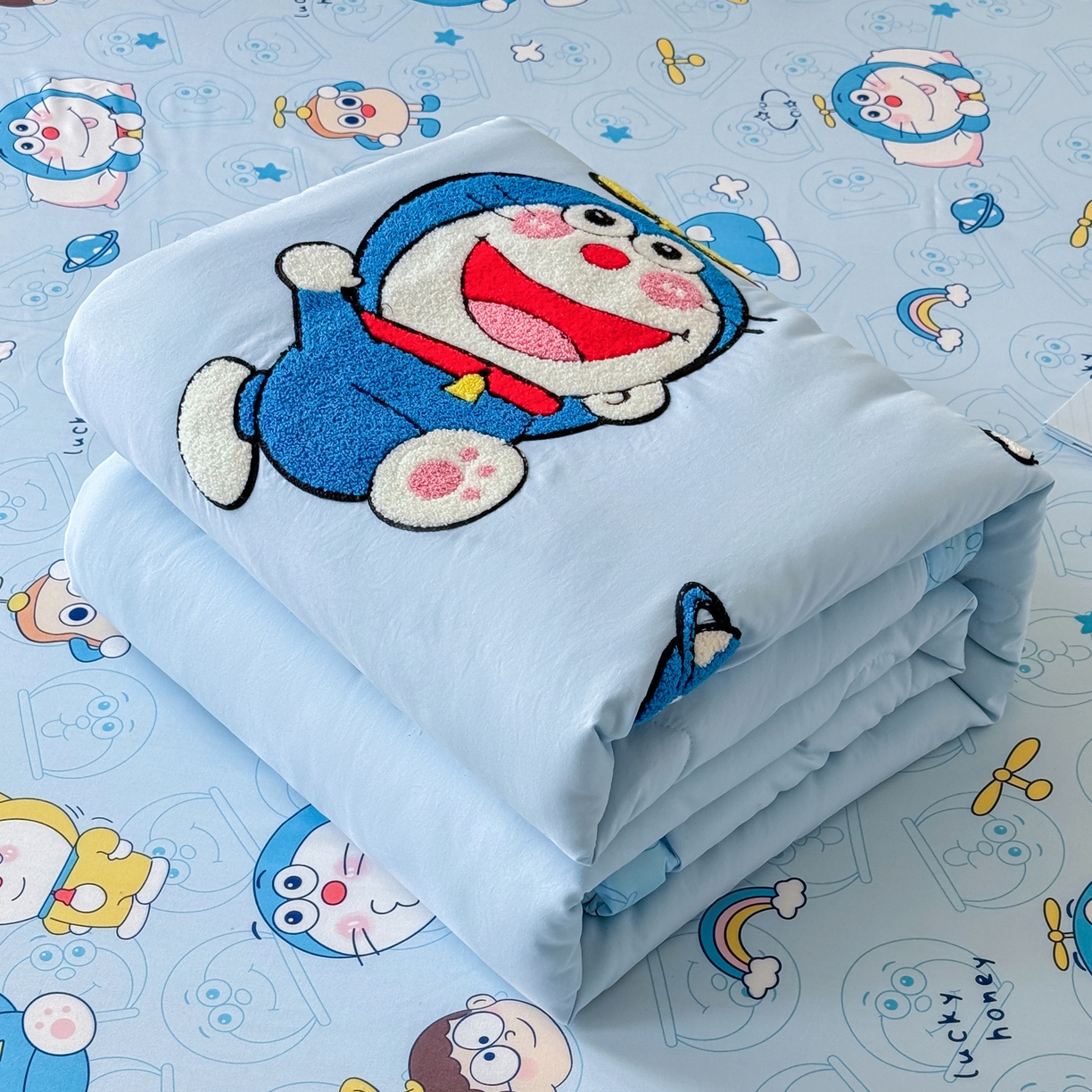 91家纺网 家纺一手货源 找家纺 优卡迪家纺馆 2026新款水洗棉印加绣夏被四件套下载文件包含买家秀 机器猫-天蓝