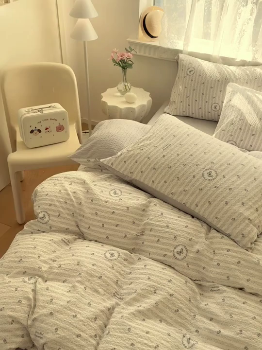 91家纺网 家纺一手货源 找家纺 凤杰家纺 2026新款云感双层纱床盖四件套 暖灰蝶影