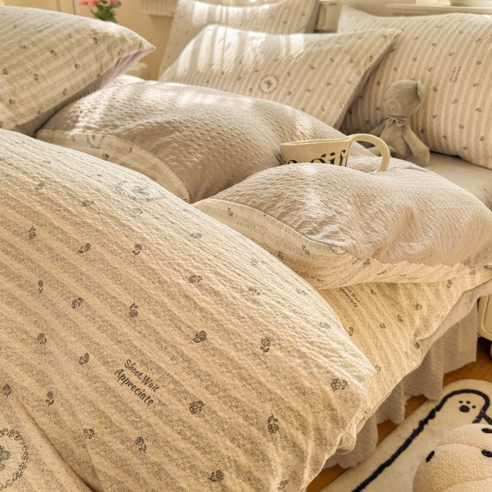 91家纺网 家纺一手货源 找家纺 凤杰家纺 2026新款云感双层纱床盖四件套 暖灰蝶影