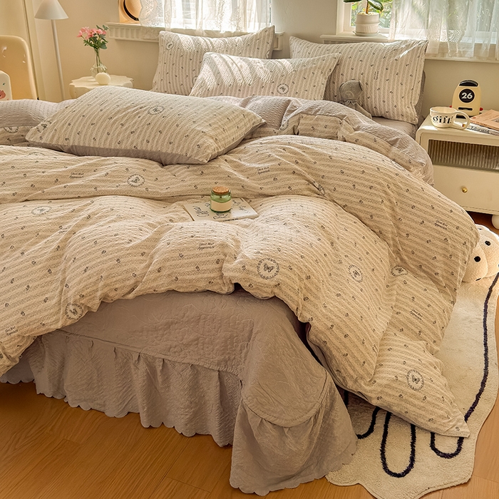 91家纺网 家纺一手货源 找家纺 凤杰家纺 2026新款云感双层纱床盖四件套 暖灰蝶影