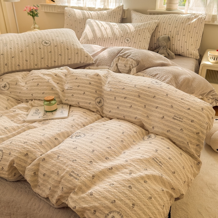 91家纺网 家纺一手货源 找家纺 凤杰家纺 2026新款云感双层纱床盖四件套 暖灰蝶影