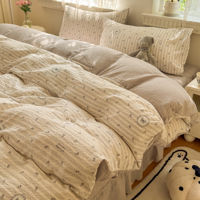 91家纺网 家纺一手货源 找家纺 凤杰家纺 2026新款云感双层纱床盖四件套 暖灰蝶影