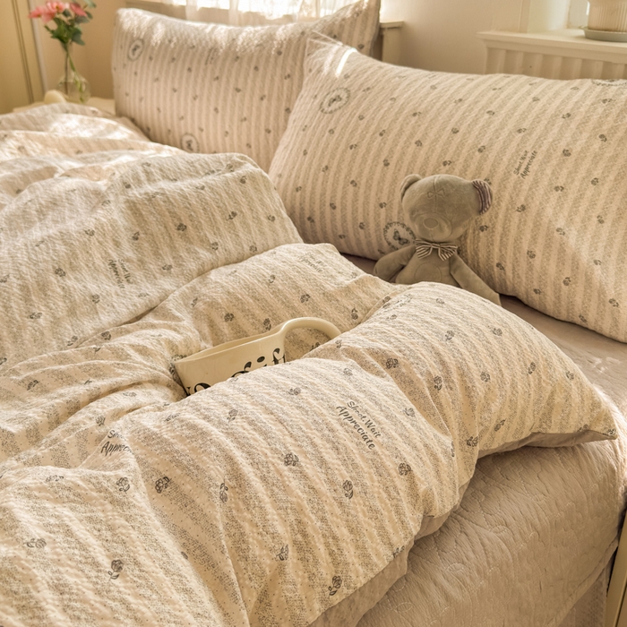 91家纺网 家纺一手货源 找家纺 凤杰家纺 2026新款云感双层纱床盖四件套 暖灰蝶影