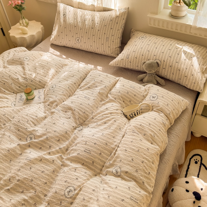 91家纺网 家纺一手货源 找家纺 凤杰家纺 2026新款云感双层纱床盖四件套 暖灰蝶影