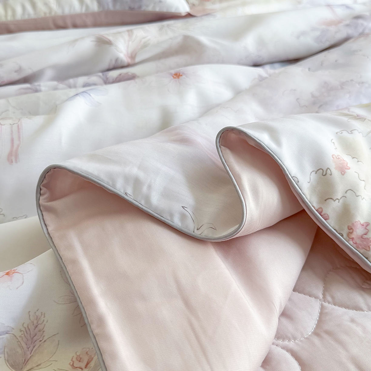 91家纺网 家纺一手货源 找家纺 （总）三俏家纺 2026新款夏被100%莱赛尔天丝数码印花床盖款夏被四件套60支天丝夏凉被