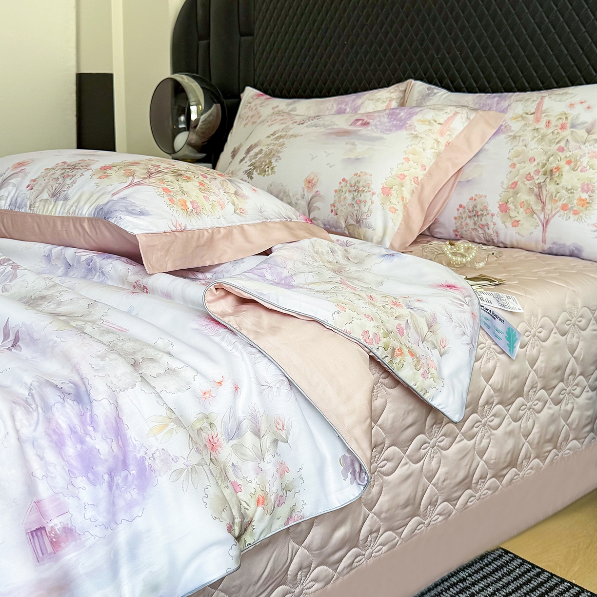 91家纺网 家纺一手货源 找家纺 （总）三俏家纺 2026新款夏被100%莱赛尔天丝数码印花床盖款夏被四件套60支天丝夏凉被