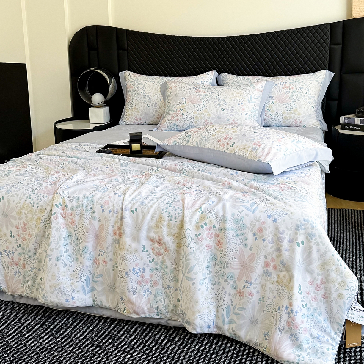 91家纺网 家纺一手货源 找家纺 三俏家纺 2026新款夏被100%莱赛尔天丝数码印花床盖款夏被四件套60支天丝夏凉被 漫花遍野