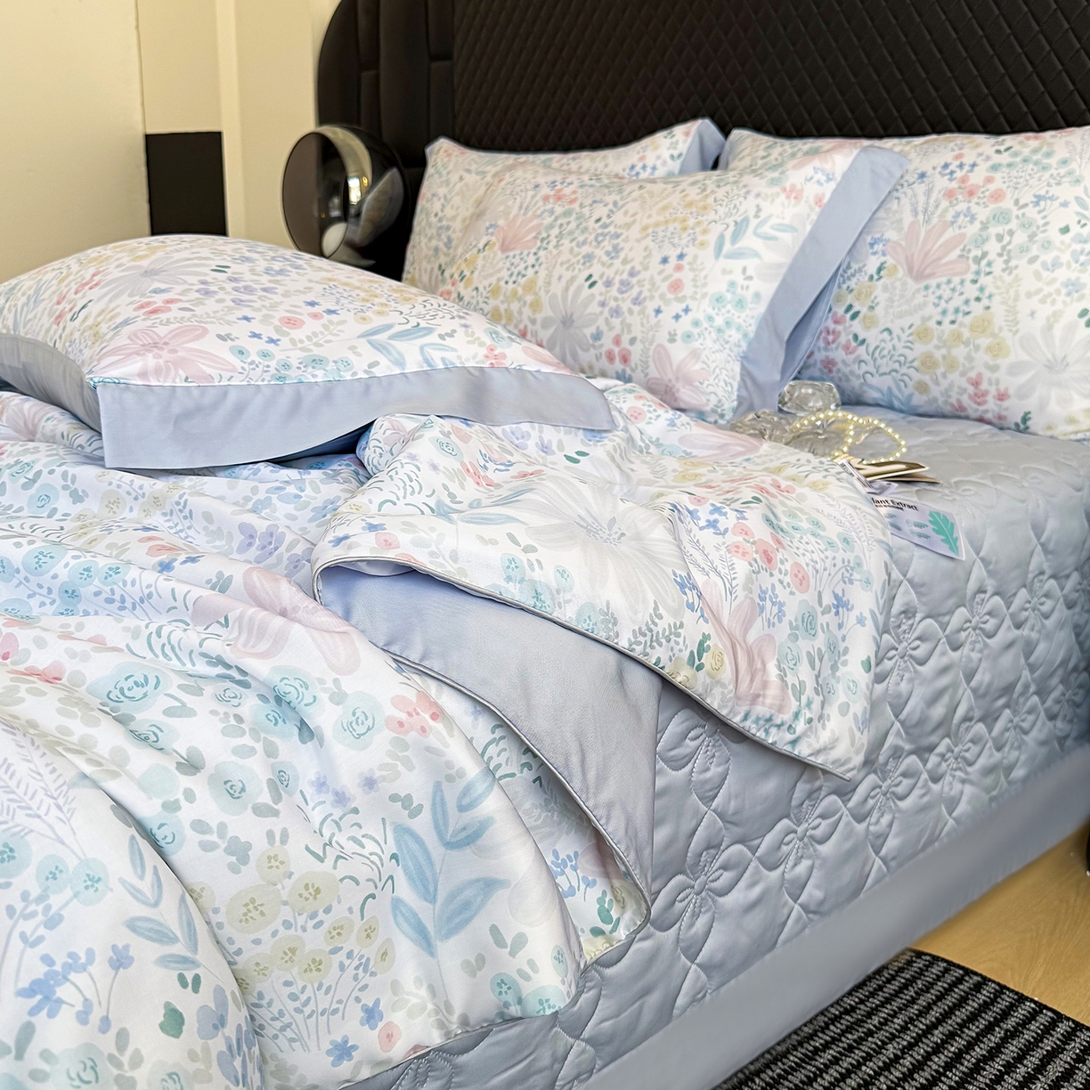 91家纺网 家纺一手货源 找家纺 三俏家纺 2026新款夏被100%莱赛尔天丝数码印花床盖款夏被四件套60支天丝夏凉被 漫花遍野