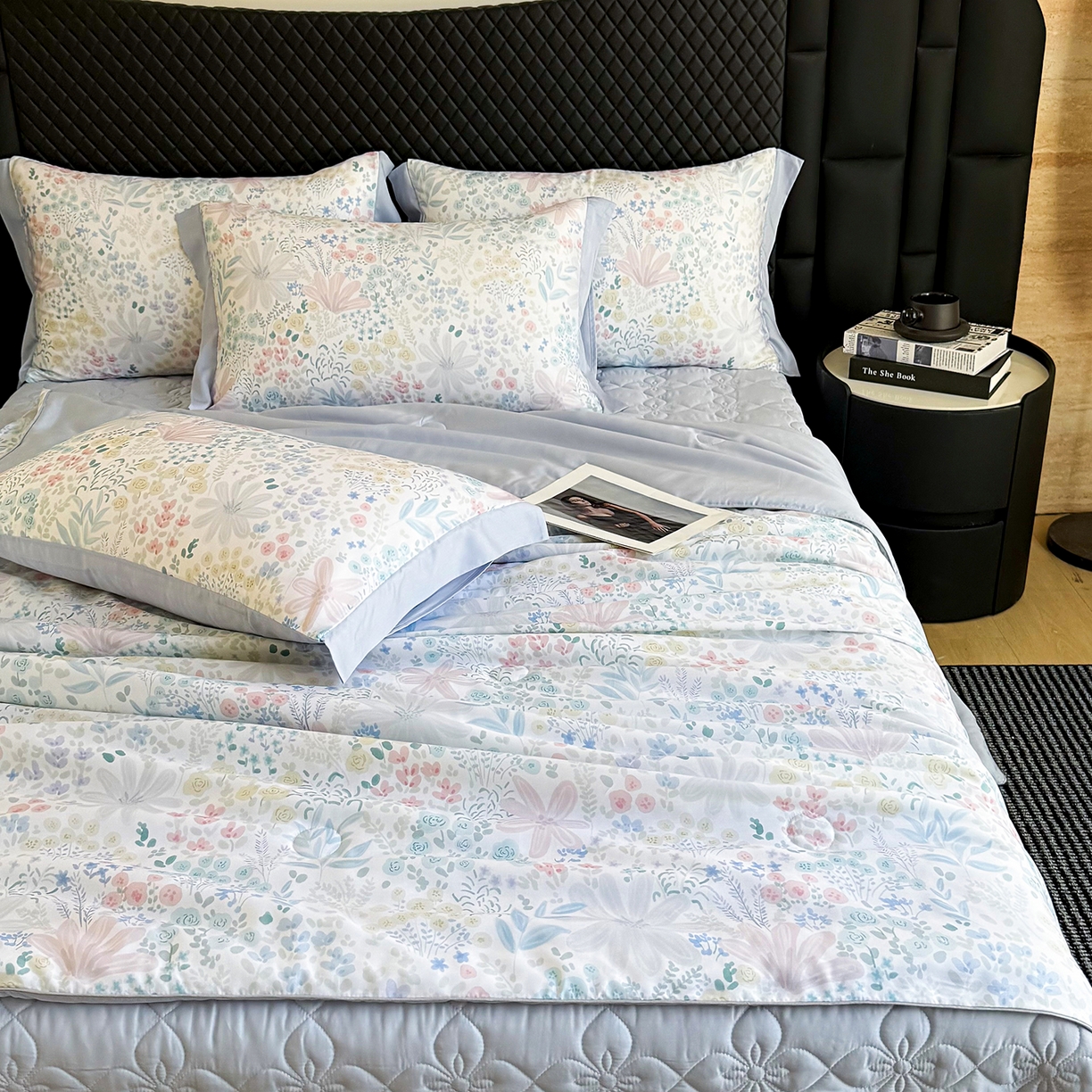 91家纺网 家纺一手货源 找家纺 三俏家纺 2026新款夏被100%莱赛尔天丝数码印花床盖款夏被四件套60支天丝夏凉被 漫花遍野