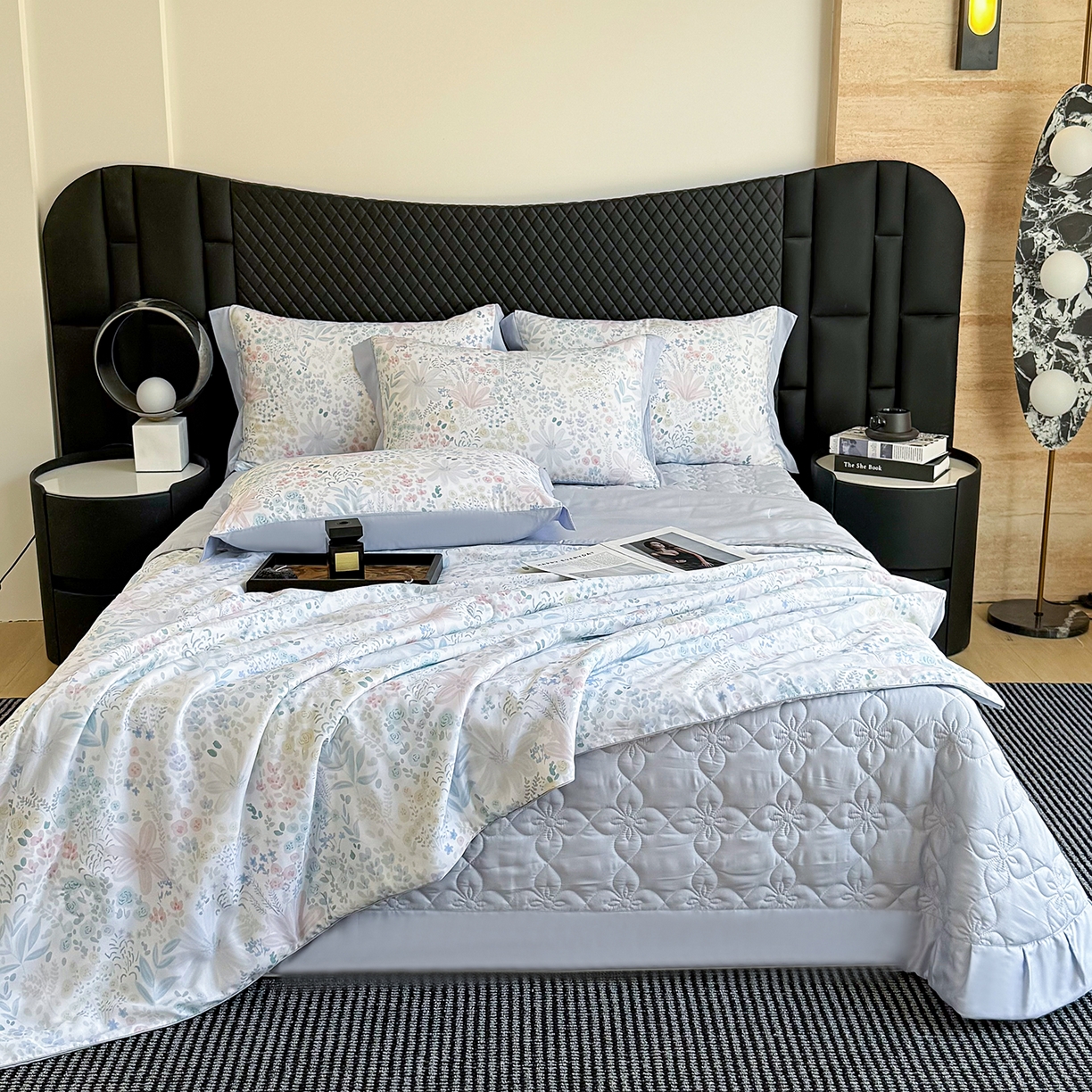 91家纺网 家纺一手货源 找家纺 三俏家纺 2026新款夏被100%莱赛尔天丝数码印花床盖款夏被四件套60支天丝夏凉被 漫花遍野