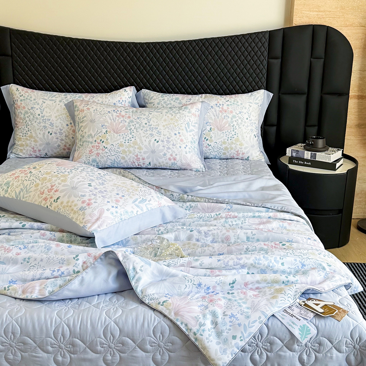 91家纺网 家纺一手货源 找家纺 三俏家纺 2026新款夏被100%莱赛尔天丝数码印花床盖款夏被四件套60支天丝夏凉被 漫花遍野