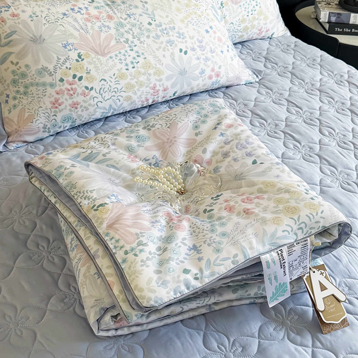 91家纺网 家纺一手货源 找家纺 三俏家纺 2026新款夏被100%莱赛尔天丝数码印花床盖款夏被四件套60支天丝夏凉被 漫花遍野