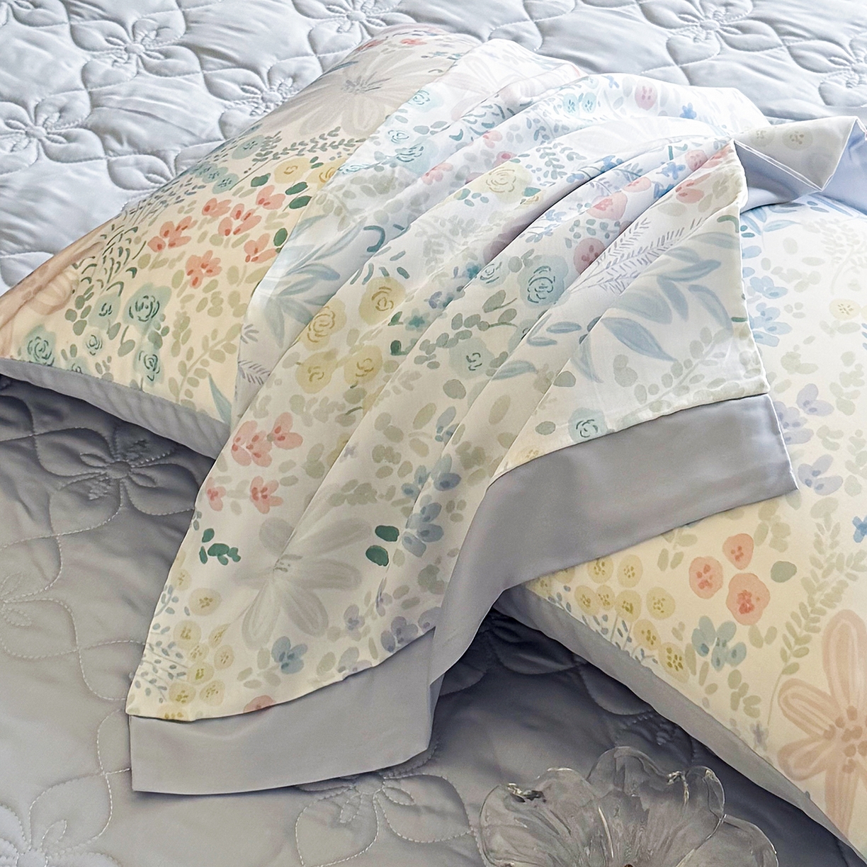 91家纺网 家纺一手货源 找家纺 三俏家纺 2026新款夏被100%莱赛尔天丝数码印花床盖款夏被四件套60支天丝夏凉被 漫花遍野