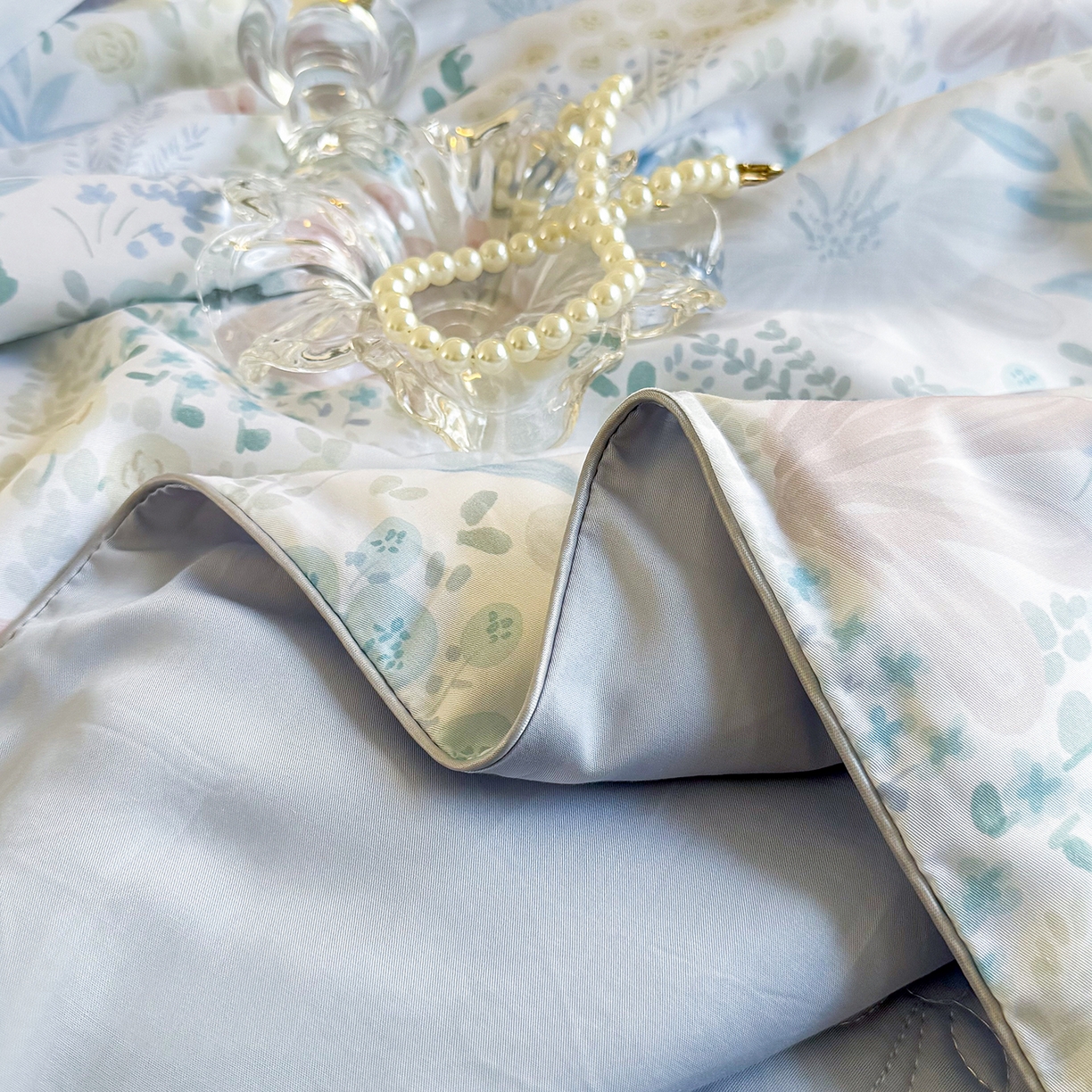 91家纺网 家纺一手货源 找家纺 三俏家纺 2026新款夏被100%莱赛尔天丝数码印花床盖款夏被四件套60支天丝夏凉被 漫花遍野