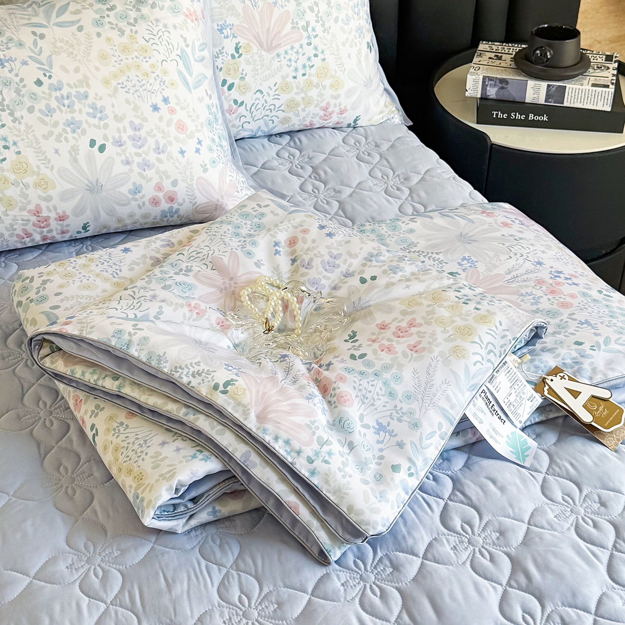 91家纺网 家纺一手货源 找家纺 三俏家纺 2026新款夏被100%莱赛尔天丝数码印花床盖款夏被四件套60支天丝夏凉被 漫花遍野