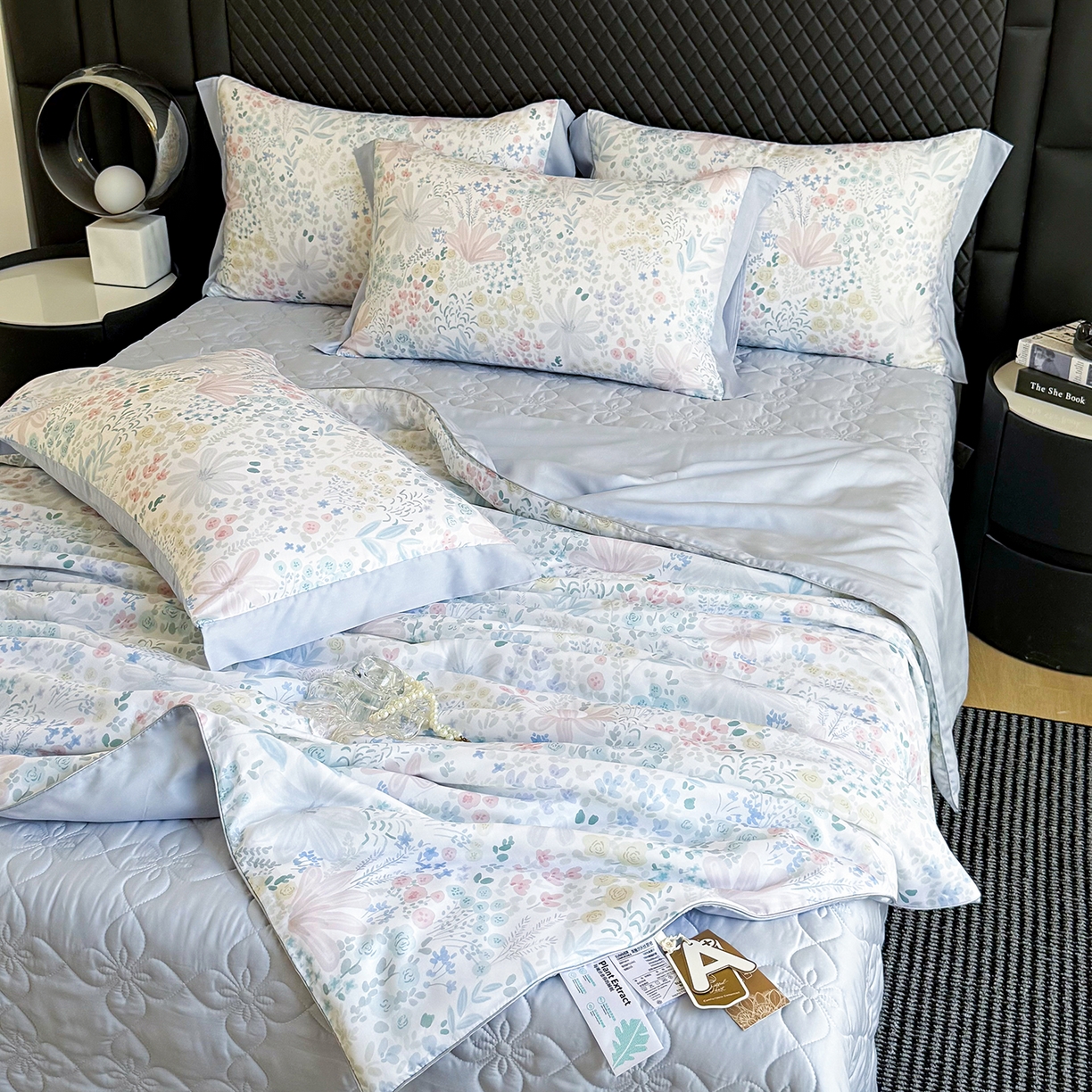 91家纺网 家纺一手货源 找家纺 三俏家纺 2026新款夏被100%莱赛尔天丝数码印花床盖款夏被四件套60支天丝夏凉被 漫花遍野