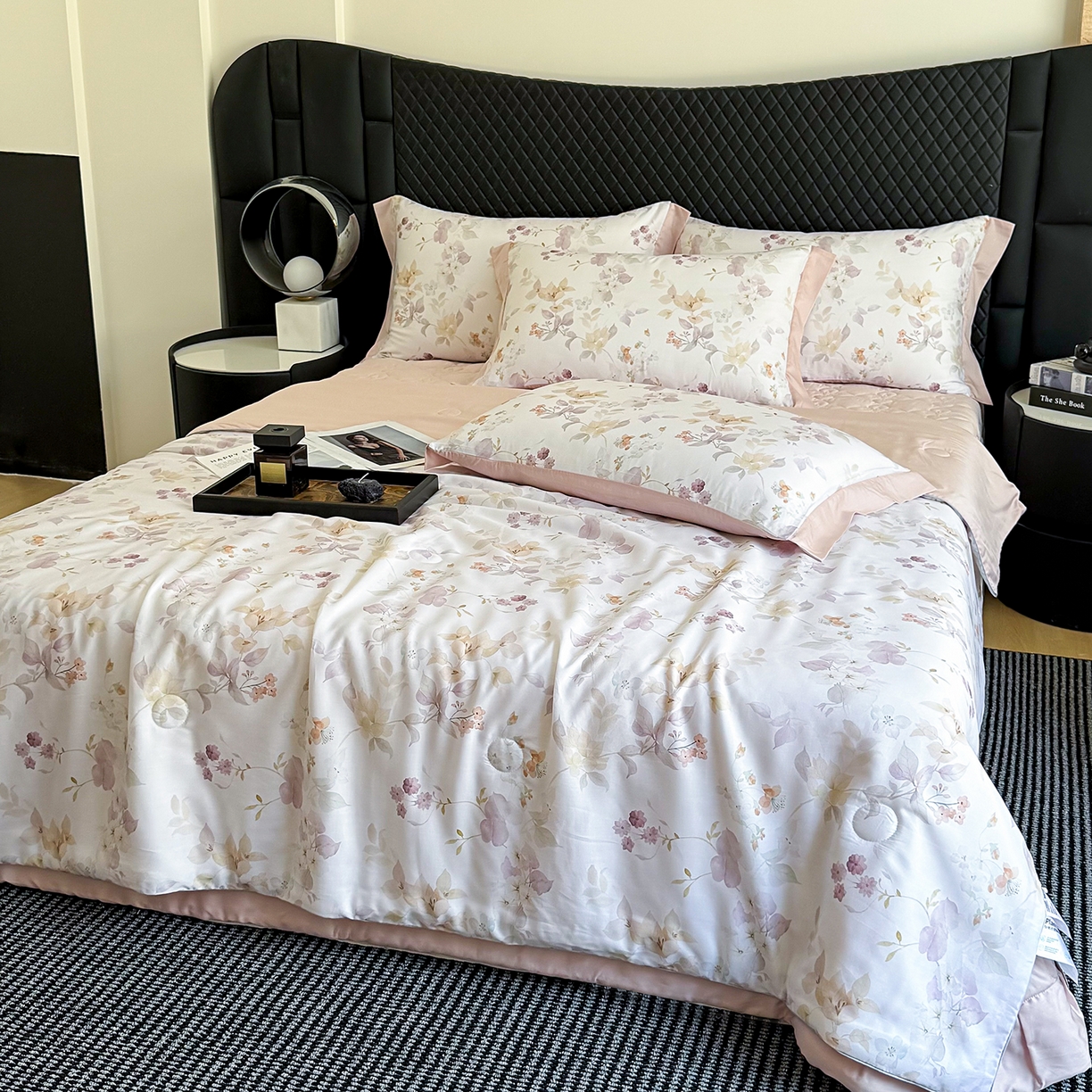 91家纺网 家纺一手货源 找家纺 三俏家纺 2026新款夏被100%莱赛尔天丝数码印花床盖款夏被四件套60支天丝夏凉被 柔粉花境