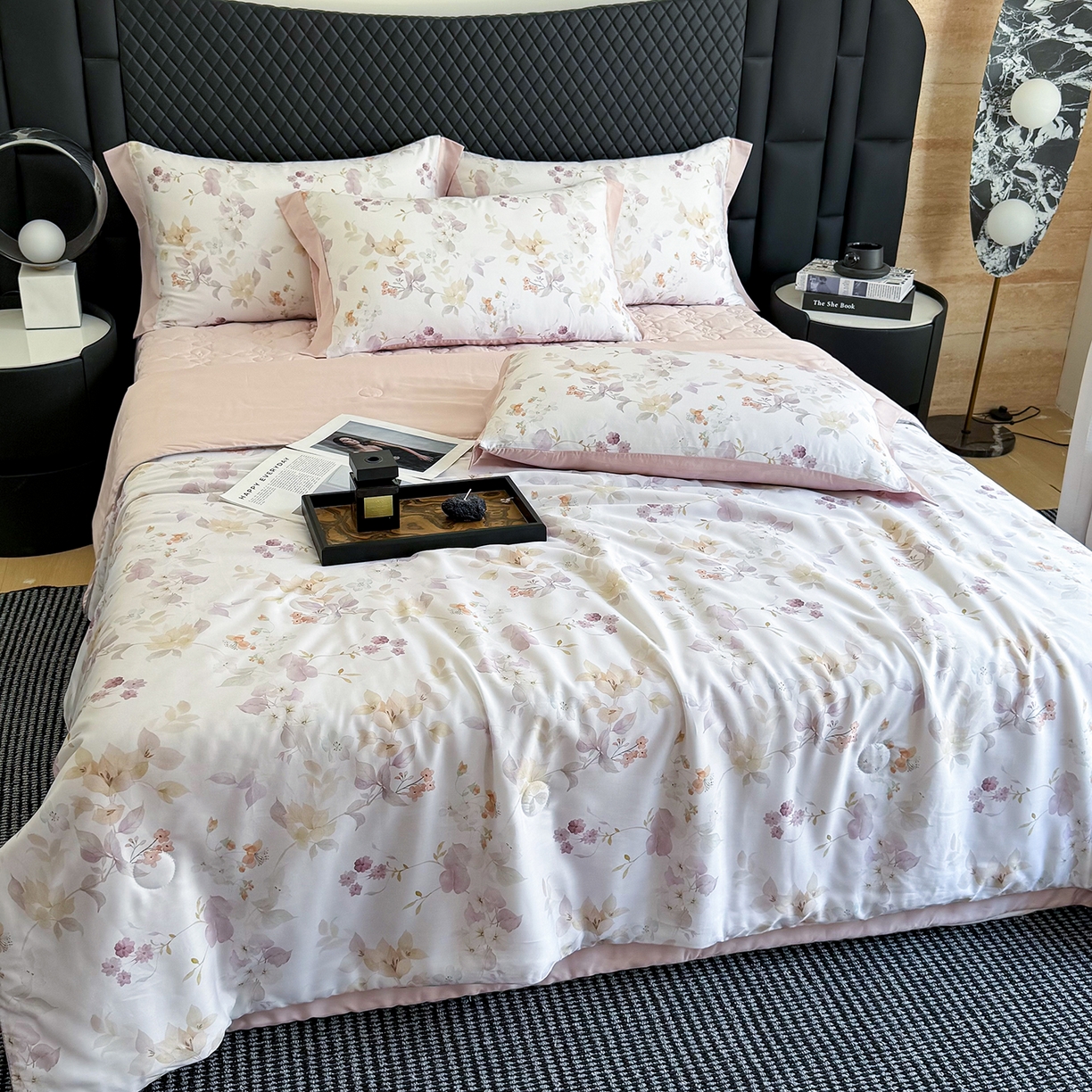 91家纺网 家纺一手货源 找家纺 三俏家纺 2026新款夏被100%莱赛尔天丝数码印花床盖款夏被四件套60支天丝夏凉被 柔粉花境