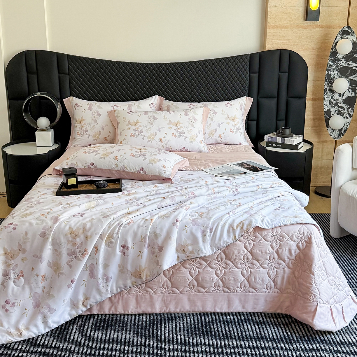 91家纺网 家纺一手货源 找家纺 三俏家纺 2026新款夏被100%莱赛尔天丝数码印花床盖款夏被四件套60支天丝夏凉被 柔粉花境