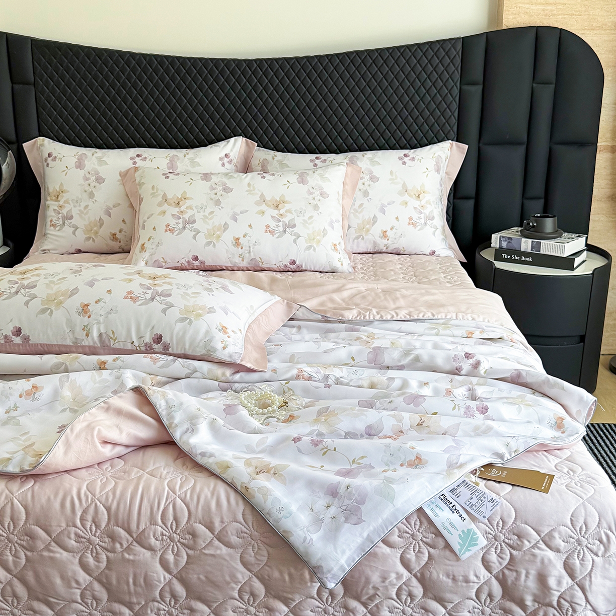 91家纺网 家纺一手货源 找家纺 三俏家纺 2026新款夏被100%莱赛尔天丝数码印花床盖款夏被四件套60支天丝夏凉被 柔粉花境