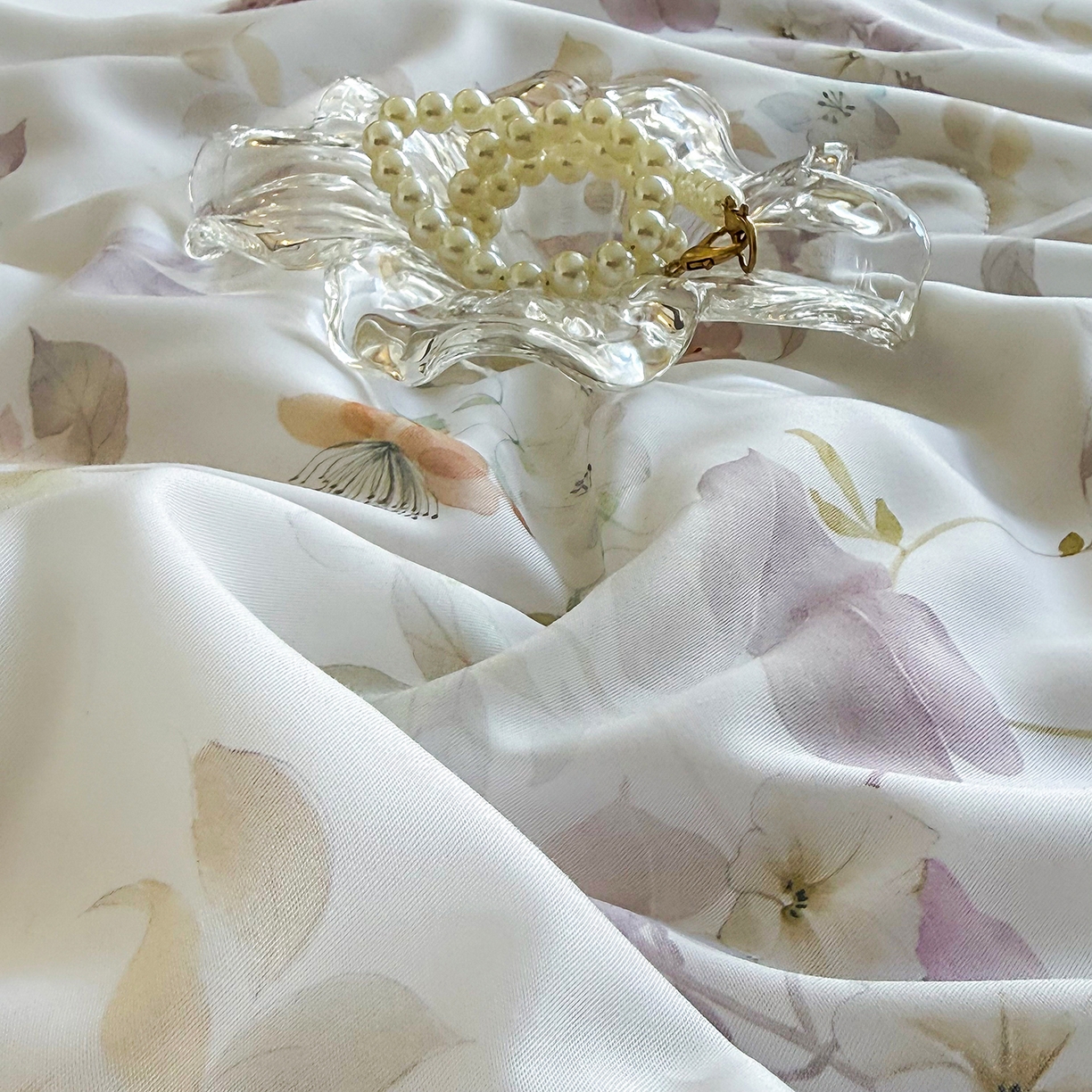 91家纺网 家纺一手货源 找家纺 三俏家纺 2026新款夏被100%莱赛尔天丝数码印花床盖款夏被四件套60支天丝夏凉被 柔粉花境