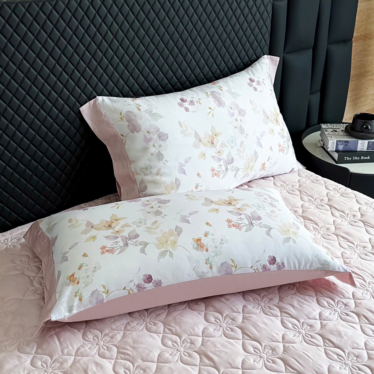 91家纺网 家纺一手货源 找家纺 三俏家纺 2026新款夏被100%莱赛尔天丝数码印花床盖款夏被四件套60支天丝夏凉被 柔粉花境