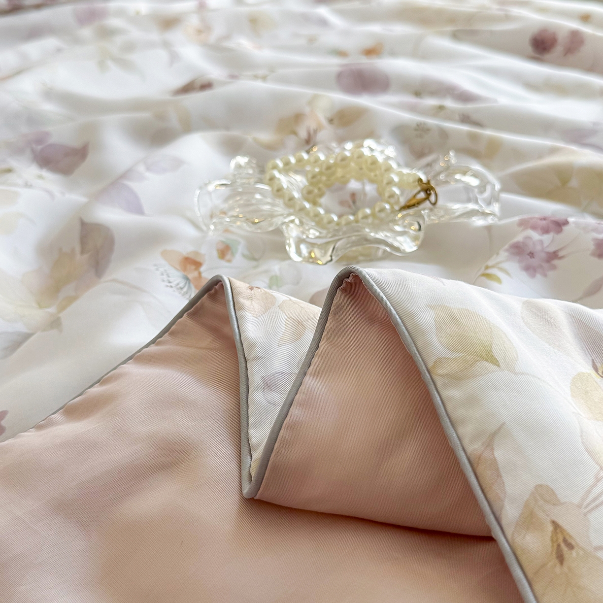 91家纺网 家纺一手货源 找家纺 三俏家纺 2026新款夏被100%莱赛尔天丝数码印花床盖款夏被四件套60支天丝夏凉被 柔粉花境