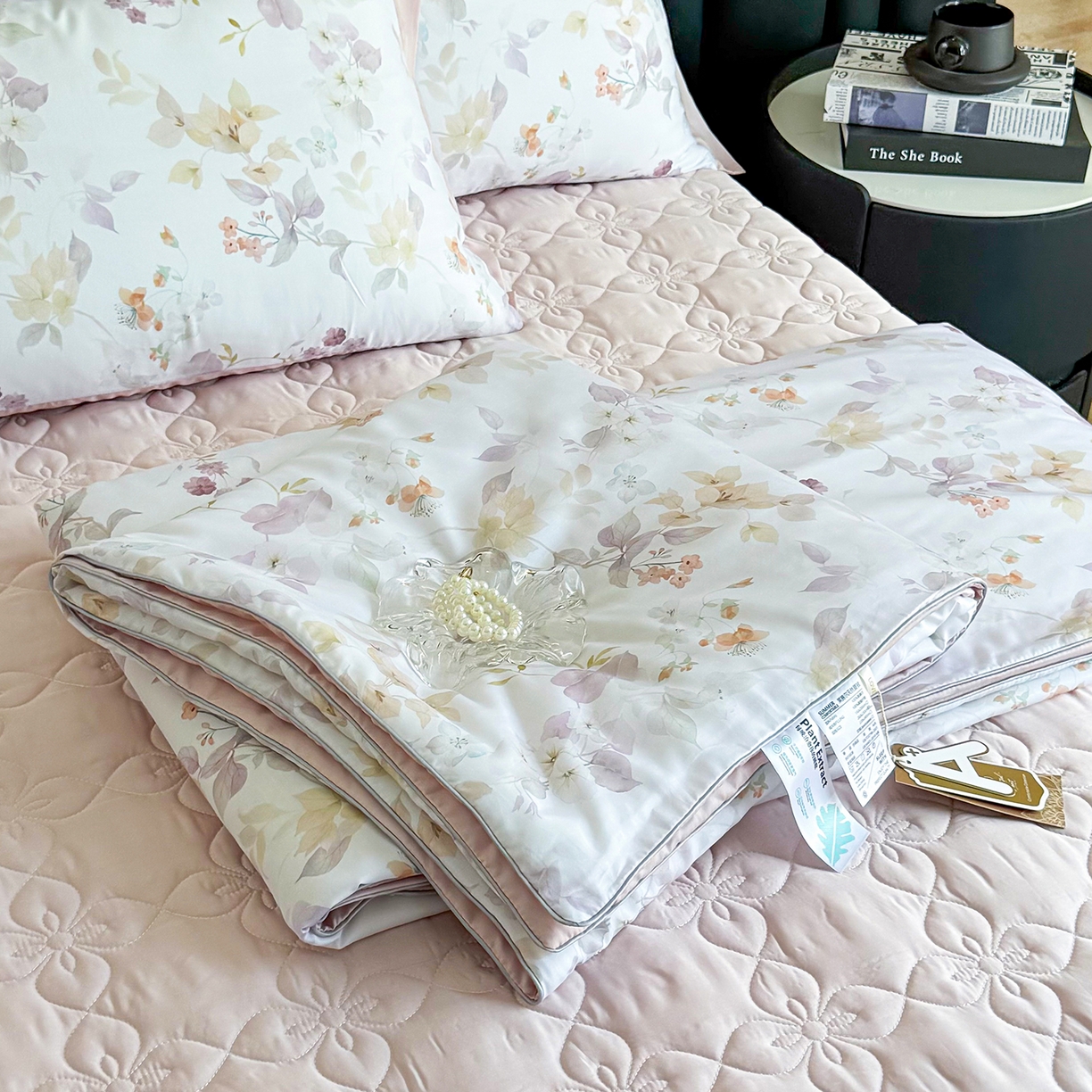 91家纺网 家纺一手货源 找家纺 三俏家纺 2026新款夏被100%莱赛尔天丝数码印花床盖款夏被四件套60支天丝夏凉被 柔粉花境