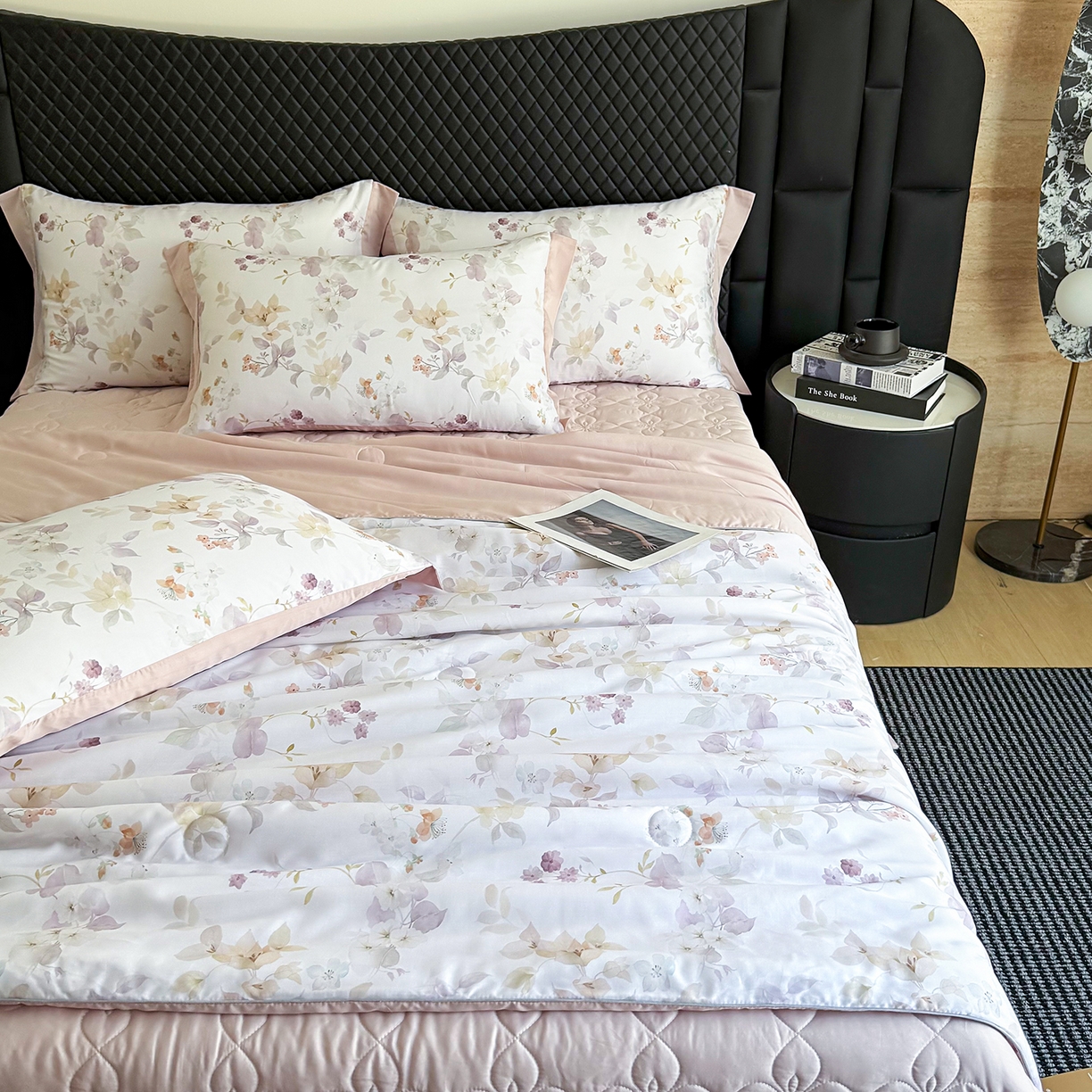 91家纺网 家纺一手货源 找家纺 三俏家纺 2026新款夏被100%莱赛尔天丝数码印花床盖款夏被四件套60支天丝夏凉被 柔粉花境